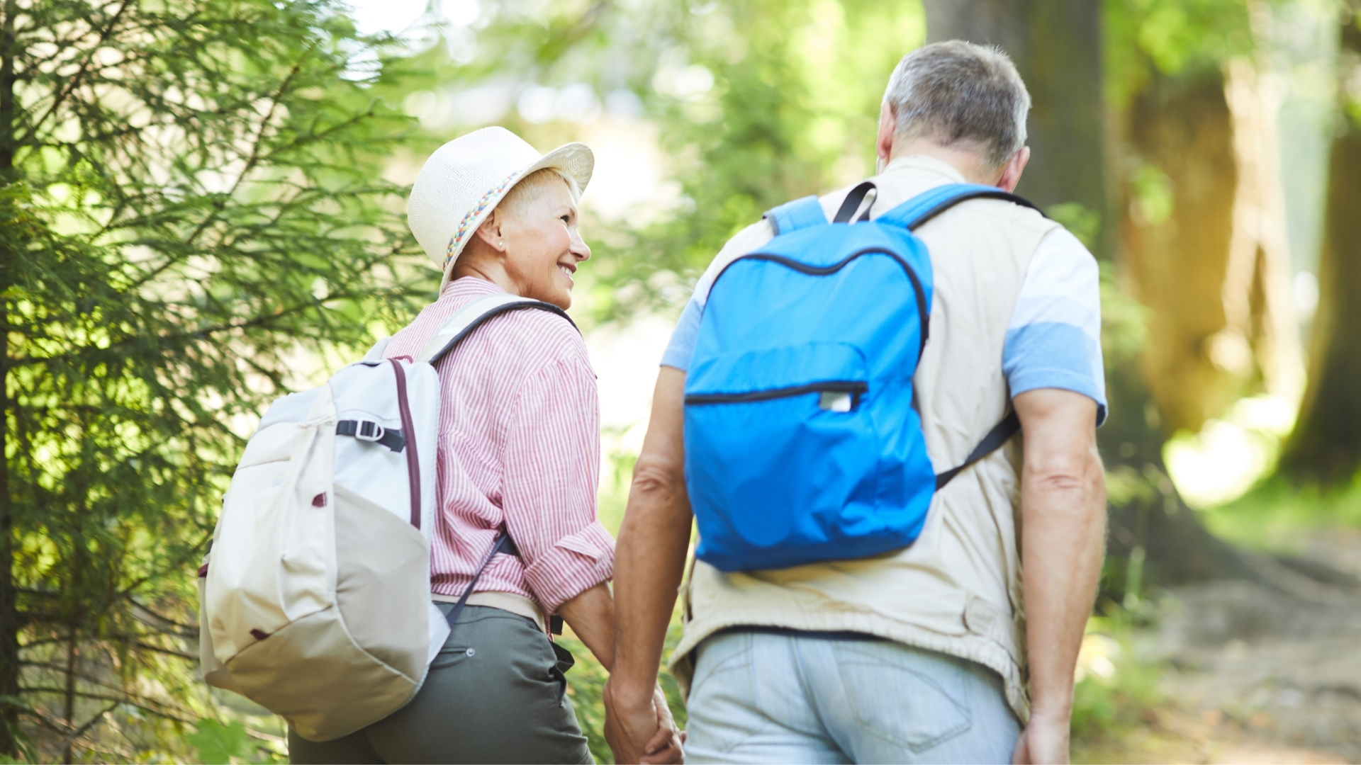 Pareja de viajeros de excursión