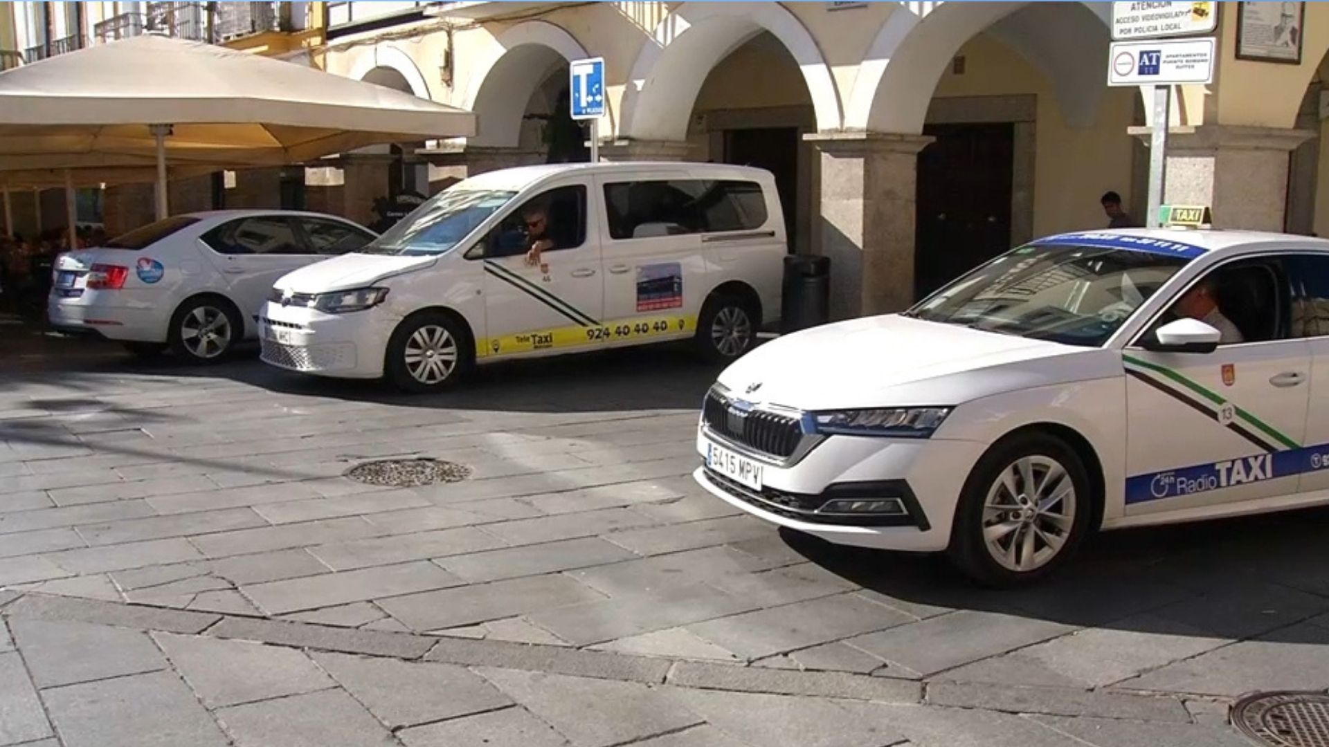 Taxistas en la inmediaciones de la Plaza de España en Mérida