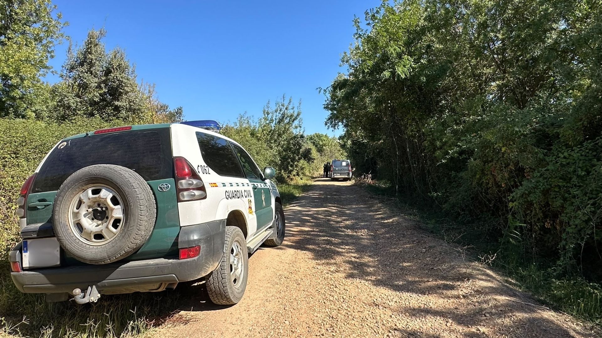 Dispositivo de la Guardia Civil en una zona del río Guadiana en Mérida donde ha aparecido el cadáver de un hombre.