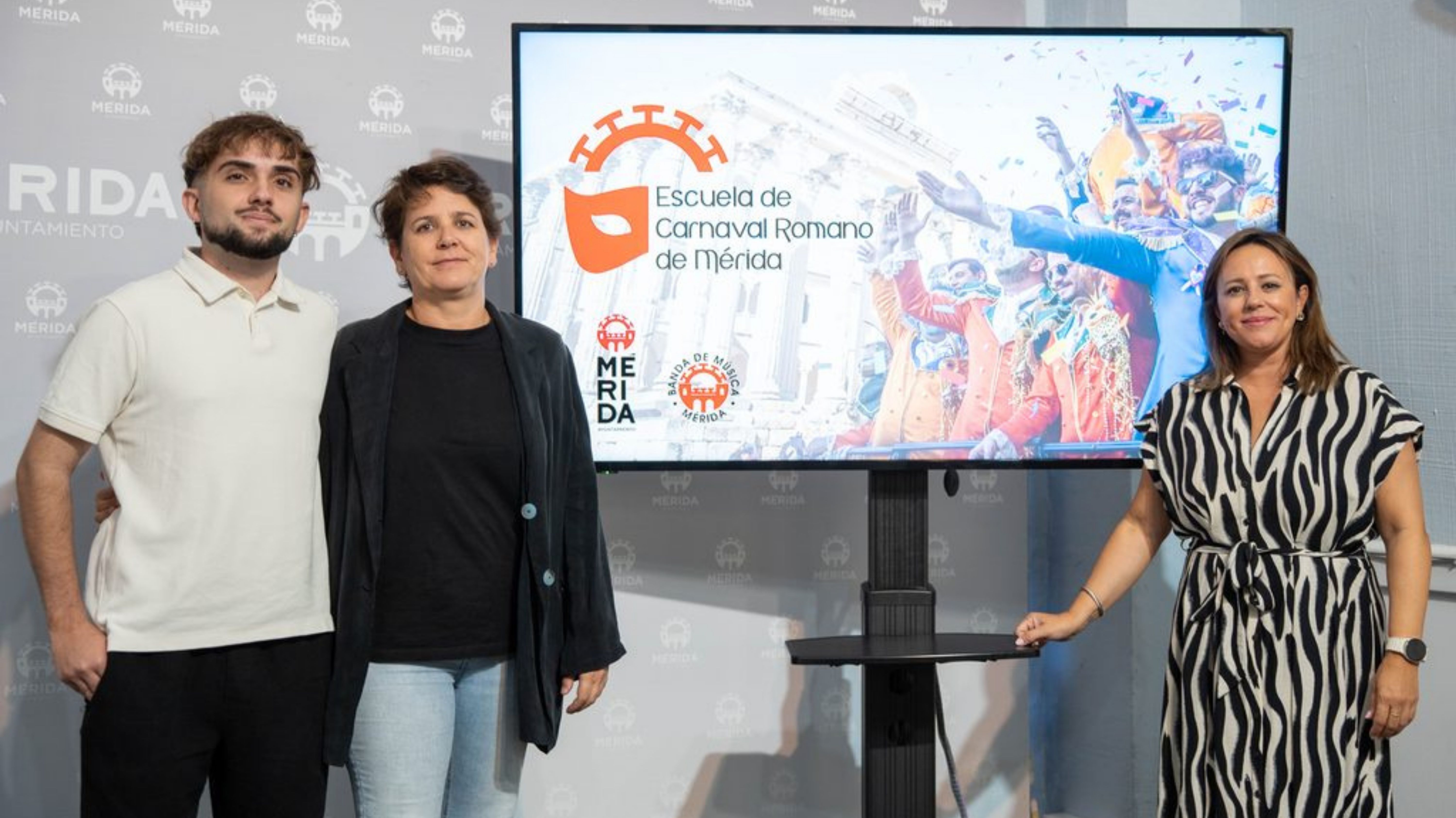 La delegada de Festejos, Ana Aragoneses (a la derecha); y la directora de la Escuela de Carnaval, Pilar Vizcaíno (a la izquierda).