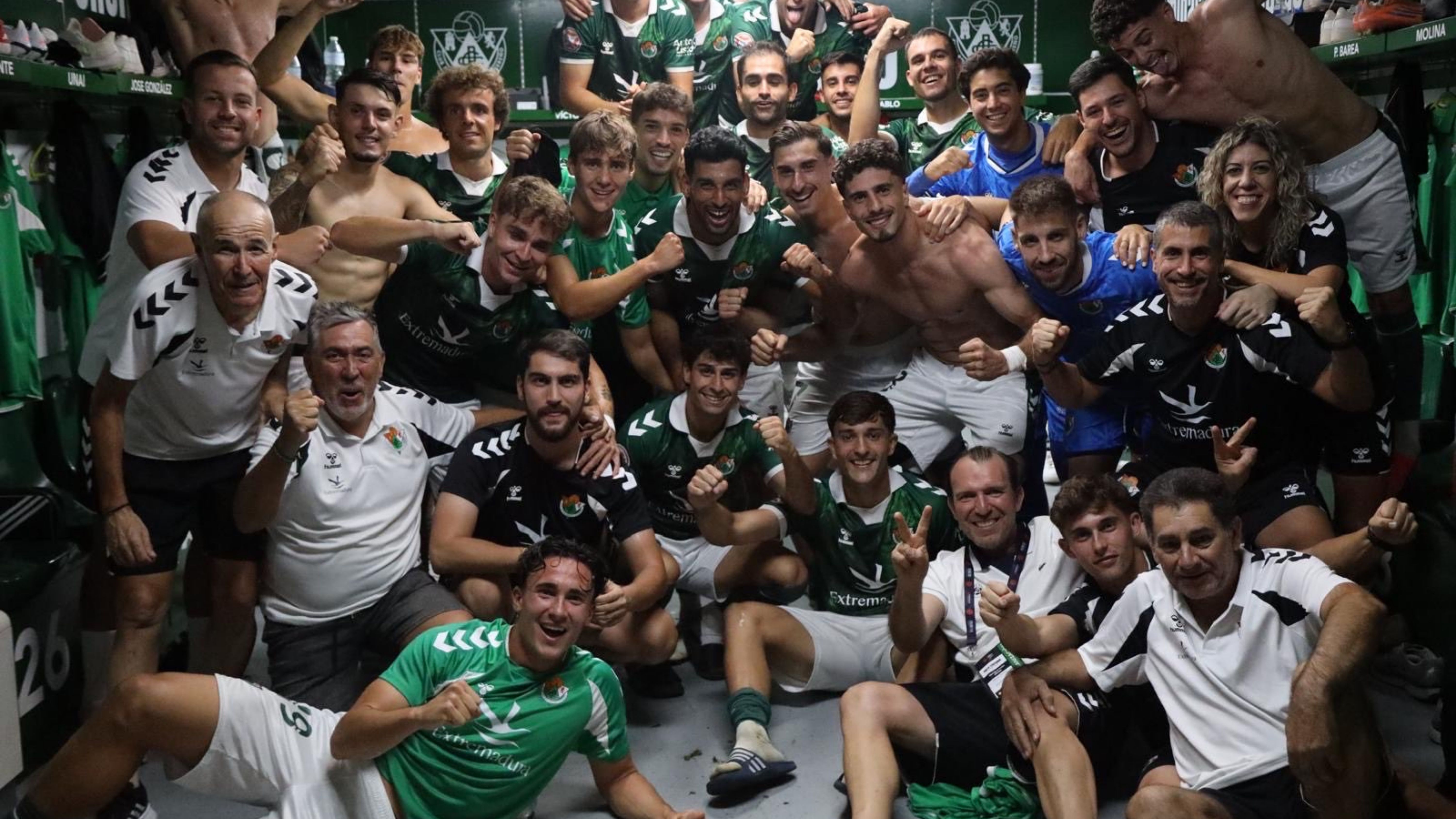 Celebración del Cacereño en el vestuario tras la victoria. 
