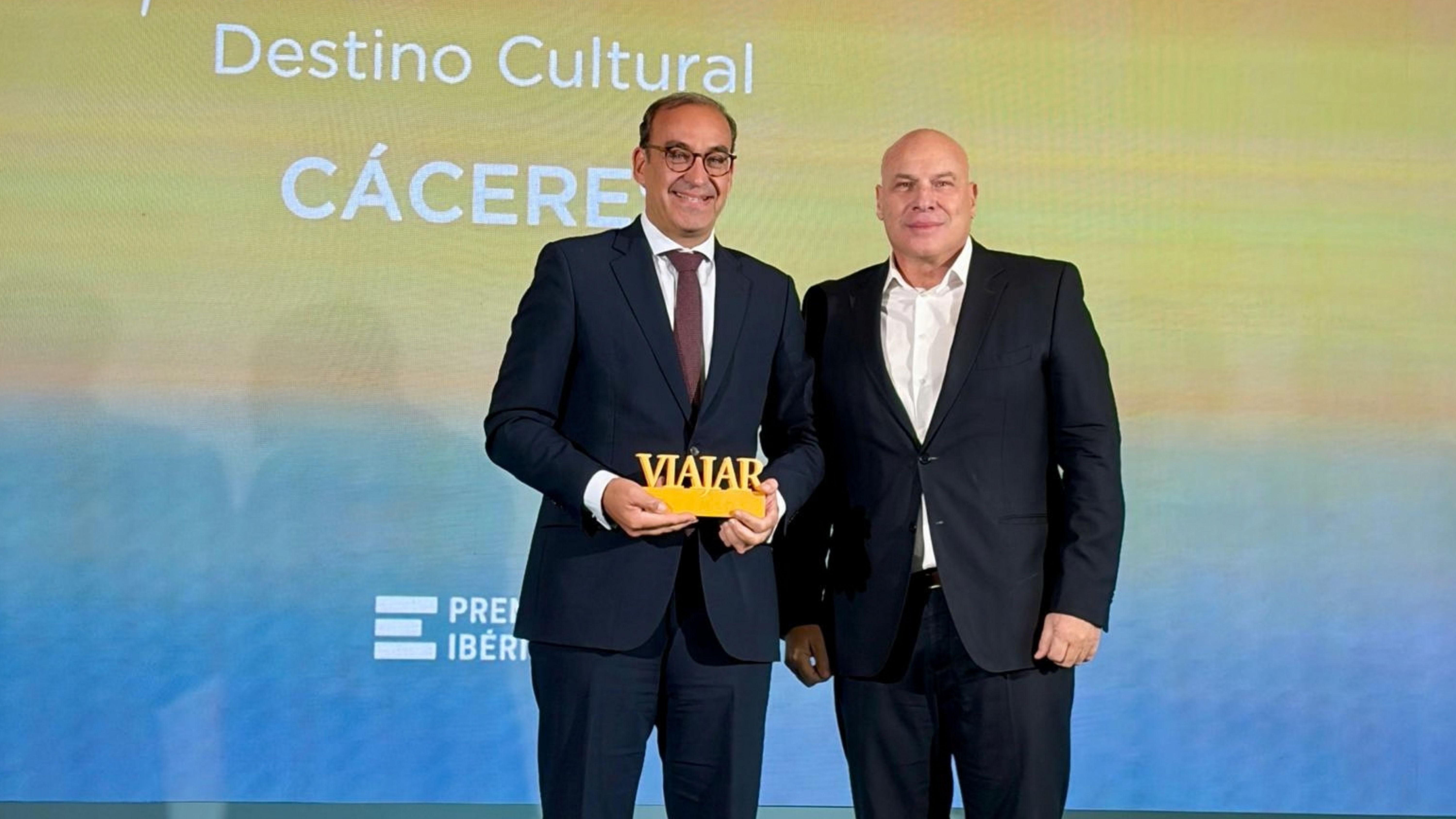 El alcalde de Cáceres, Rafa Mateos, recoge el galardón