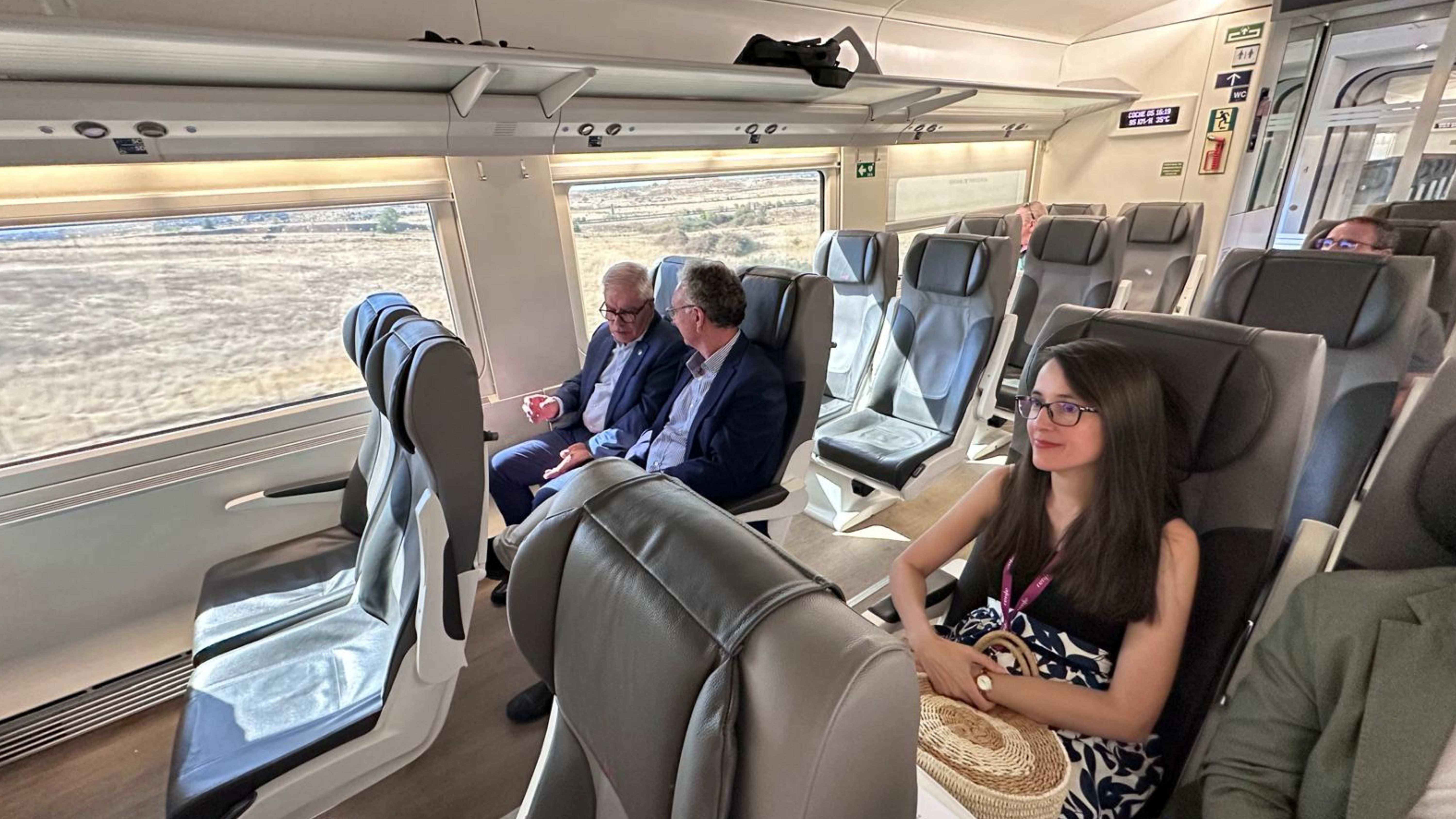 El delegado del Gobierno en Extremadura, José Luis Quintana, y el rector de la Universidad de Extremadura, Pedro Fernández, viajan en tren entre Cáceres y Badajoz.