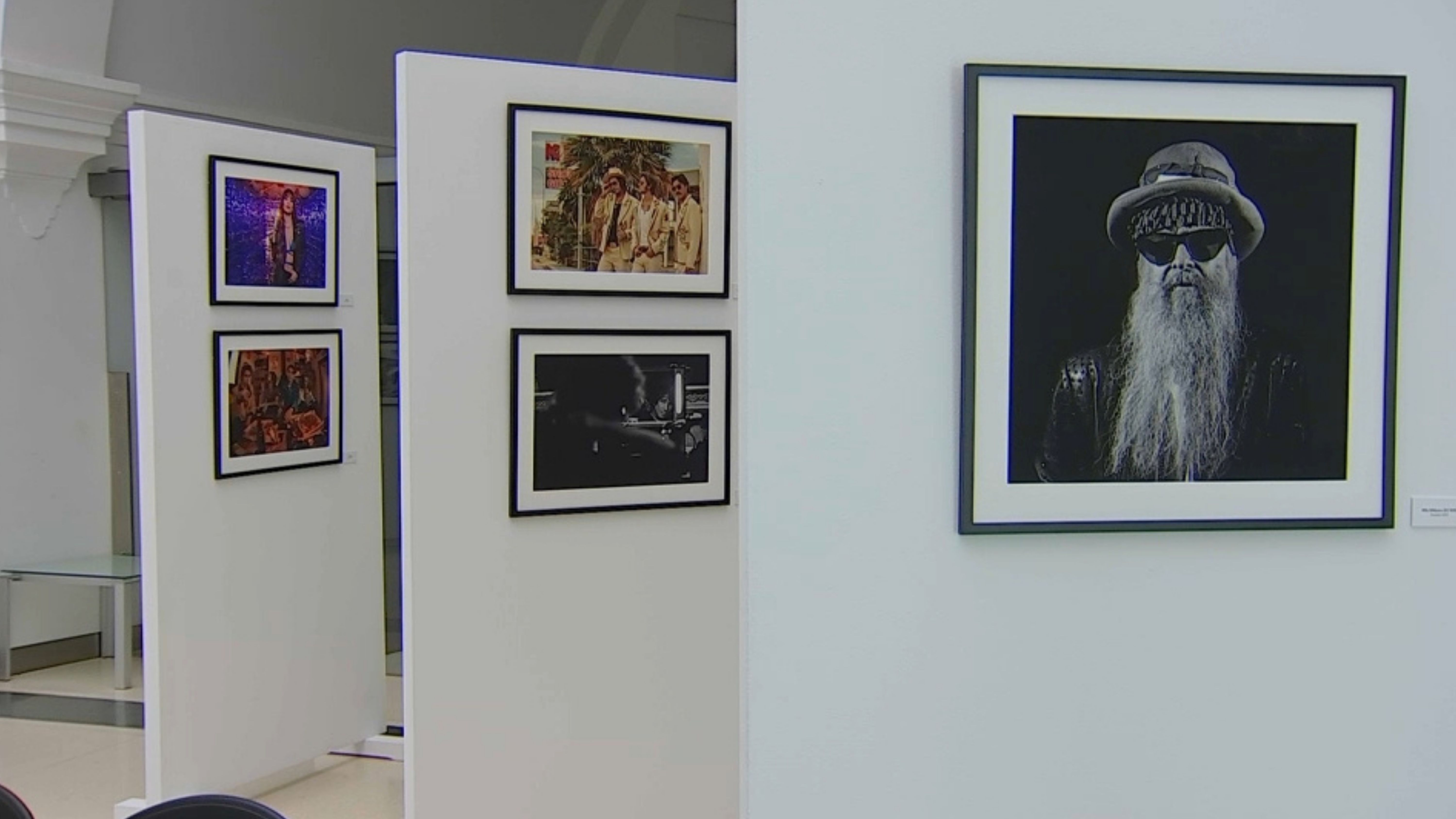 Exposición fotográfica 'Soundtrack', de Juan Pérez-Fajardo, en la Sala de la Autonomía de la Asamblea de Extremadura, en Mérida. 