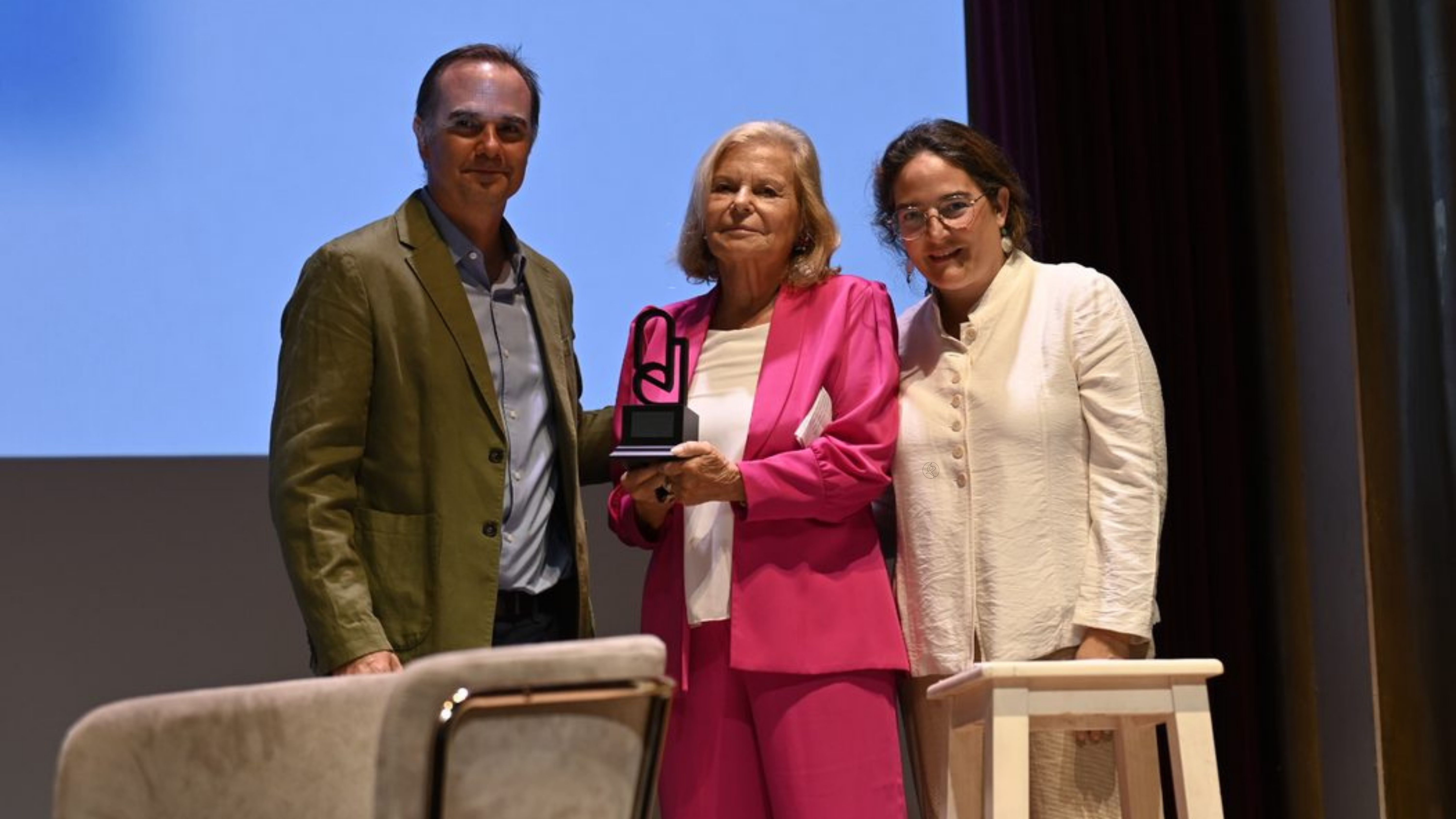La escritora Carme Riera recibe el Premio Escribidores de mano de Raúl Tola, Director de la Cátedra Vargas Llosa, y Adela Rueda Márquez, directora general de Patrimonio Cultural y Documental de la Junta de Extremadura. 
