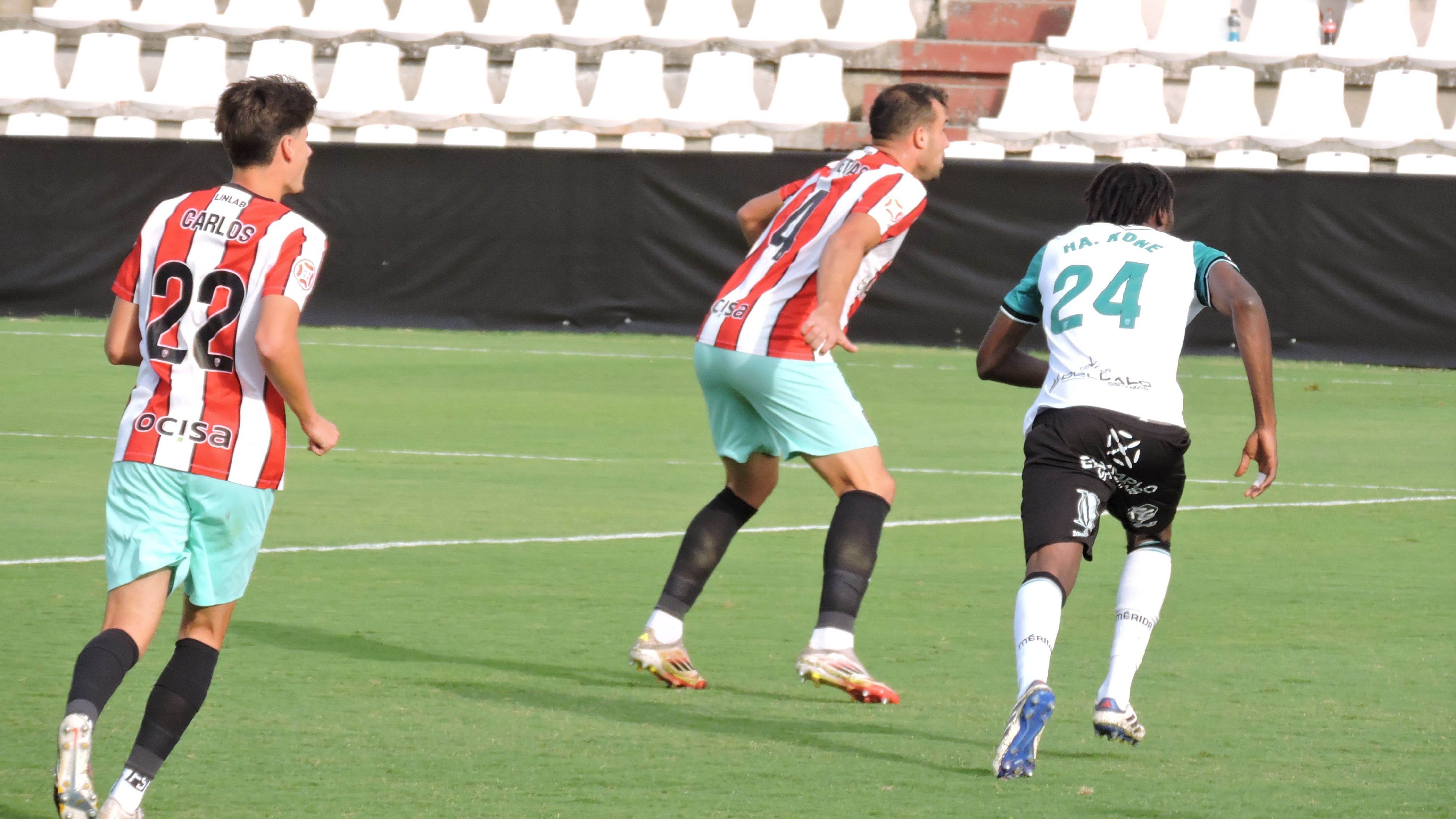 Un momento del partido entre el Mérida y el Logroñés. 