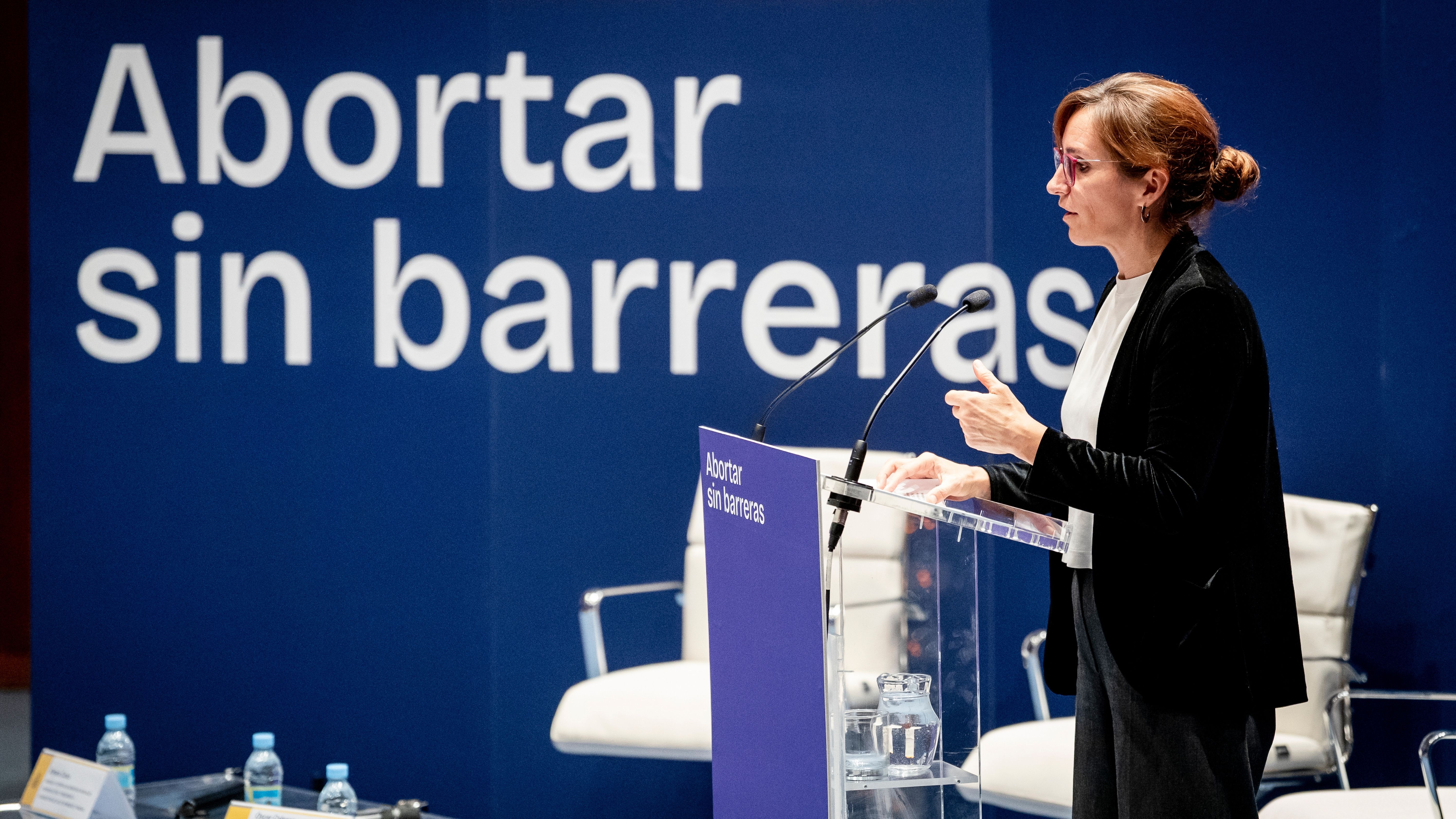 La ministra de Sanidad, Mónica García, interviene durante el acto ‘Abortar sin barreras: del reconocimiento del derecho a la garantía efectiva del acceso’.