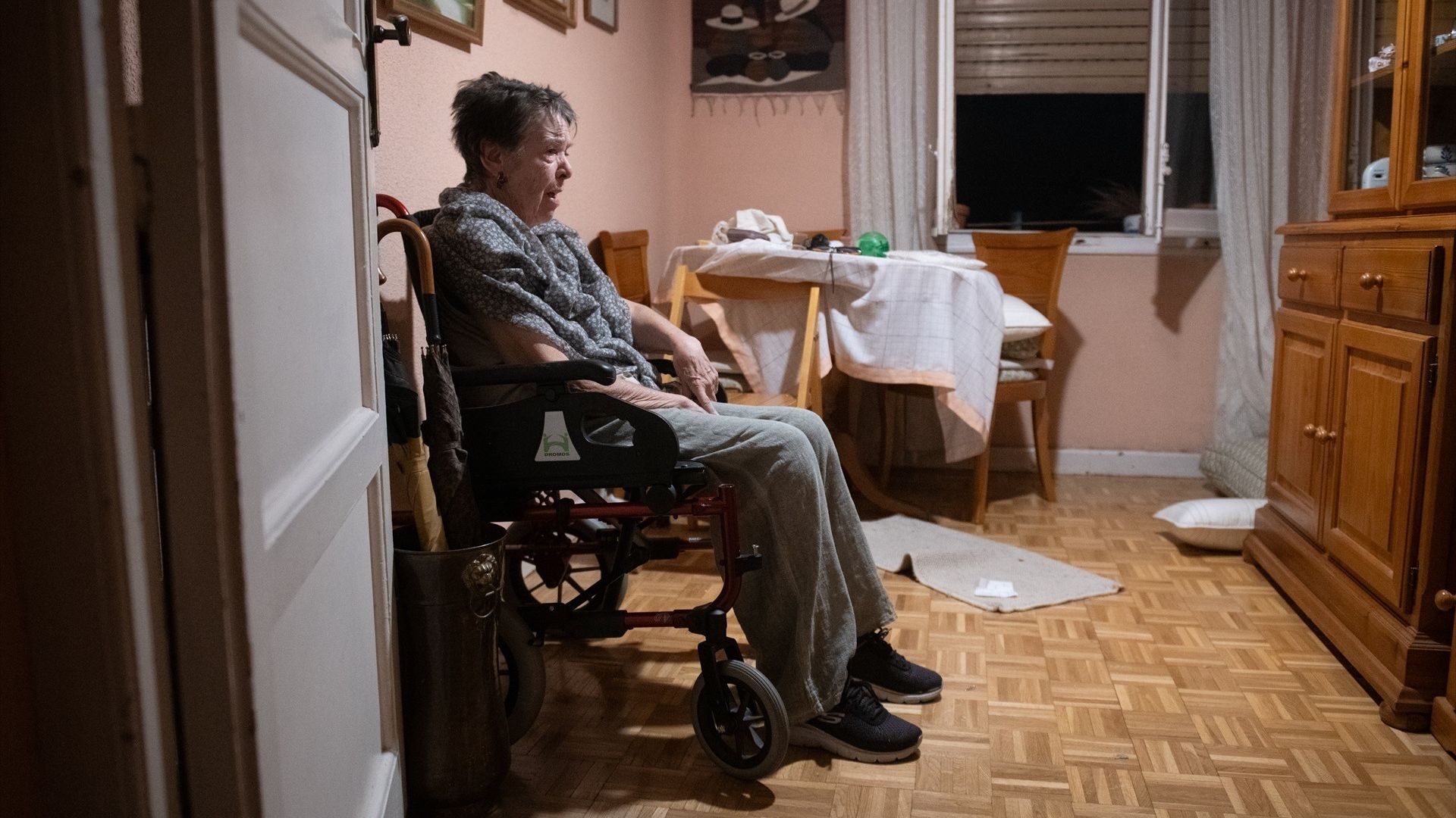 Maricarmen espera en su casa a que se ejecute o se impida el desahucio, a 23 de septiembre de 2026, en Madrid (España)