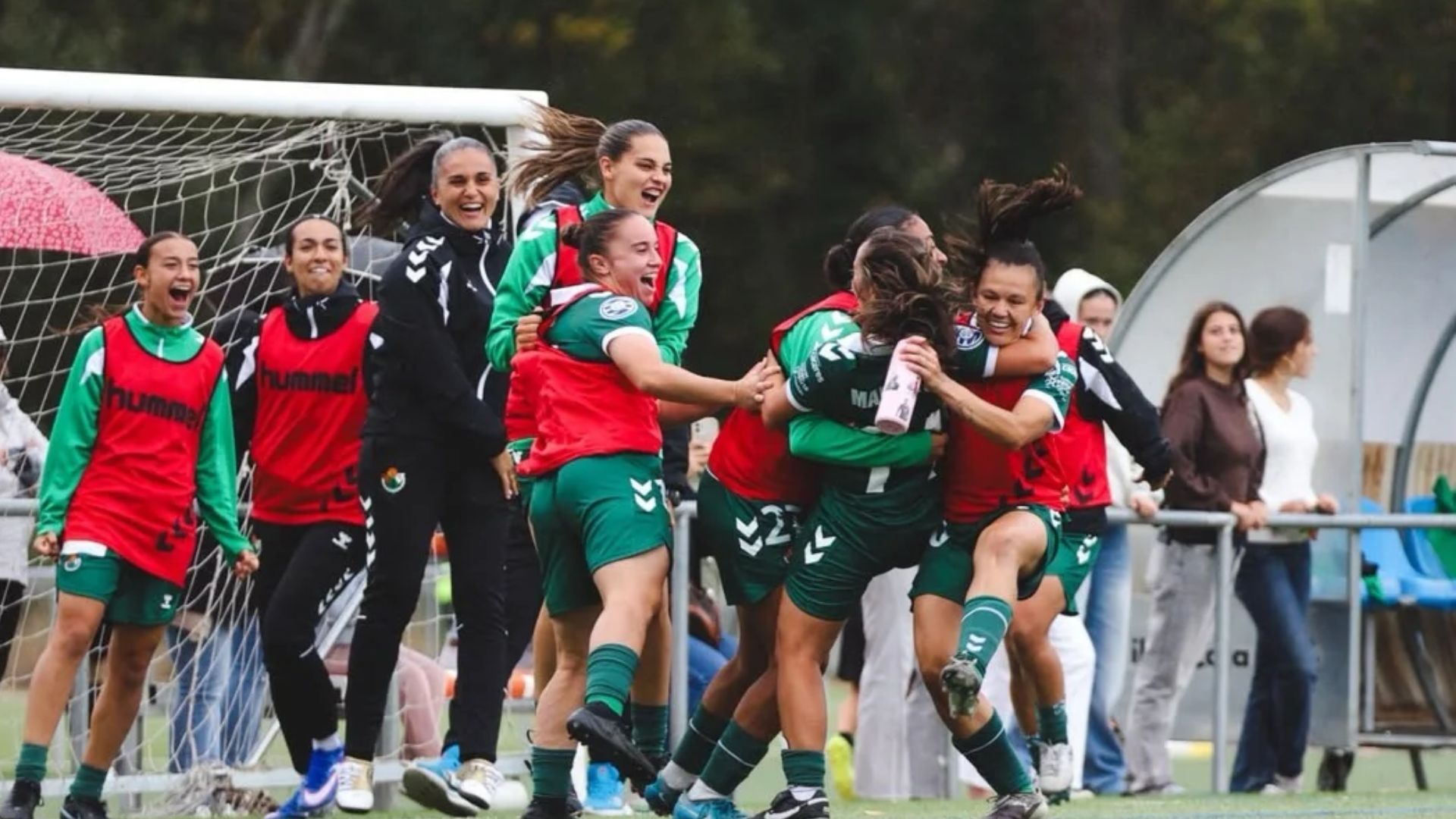 El Cacereño Femenino celebra uno de los goles logrados durante el partido