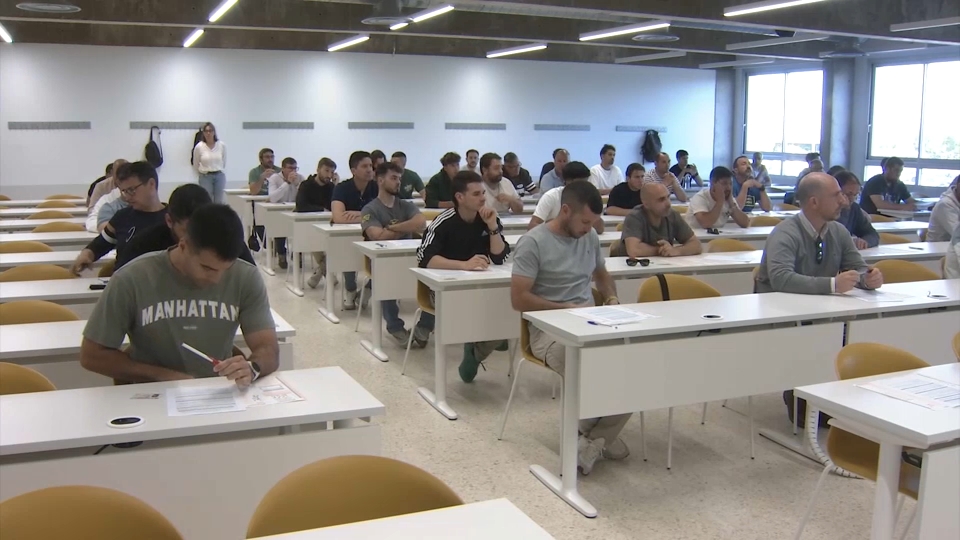Opositores se examinan para optar a una plaza en la Administración regional en una imagen de archivo