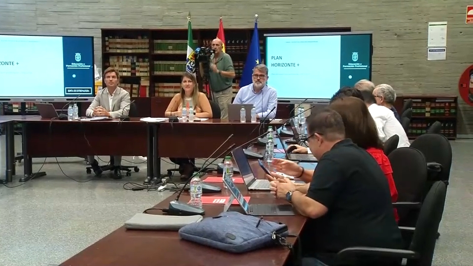 Reunión de Sandra Valencia, consejera de Educación, con los sindicatos