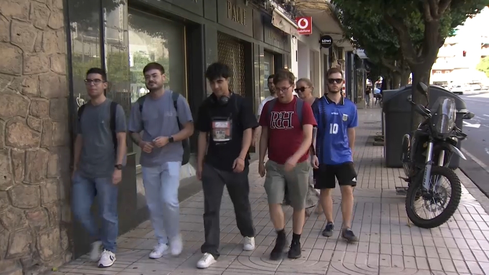 Jóvenes paseando por Extremadura