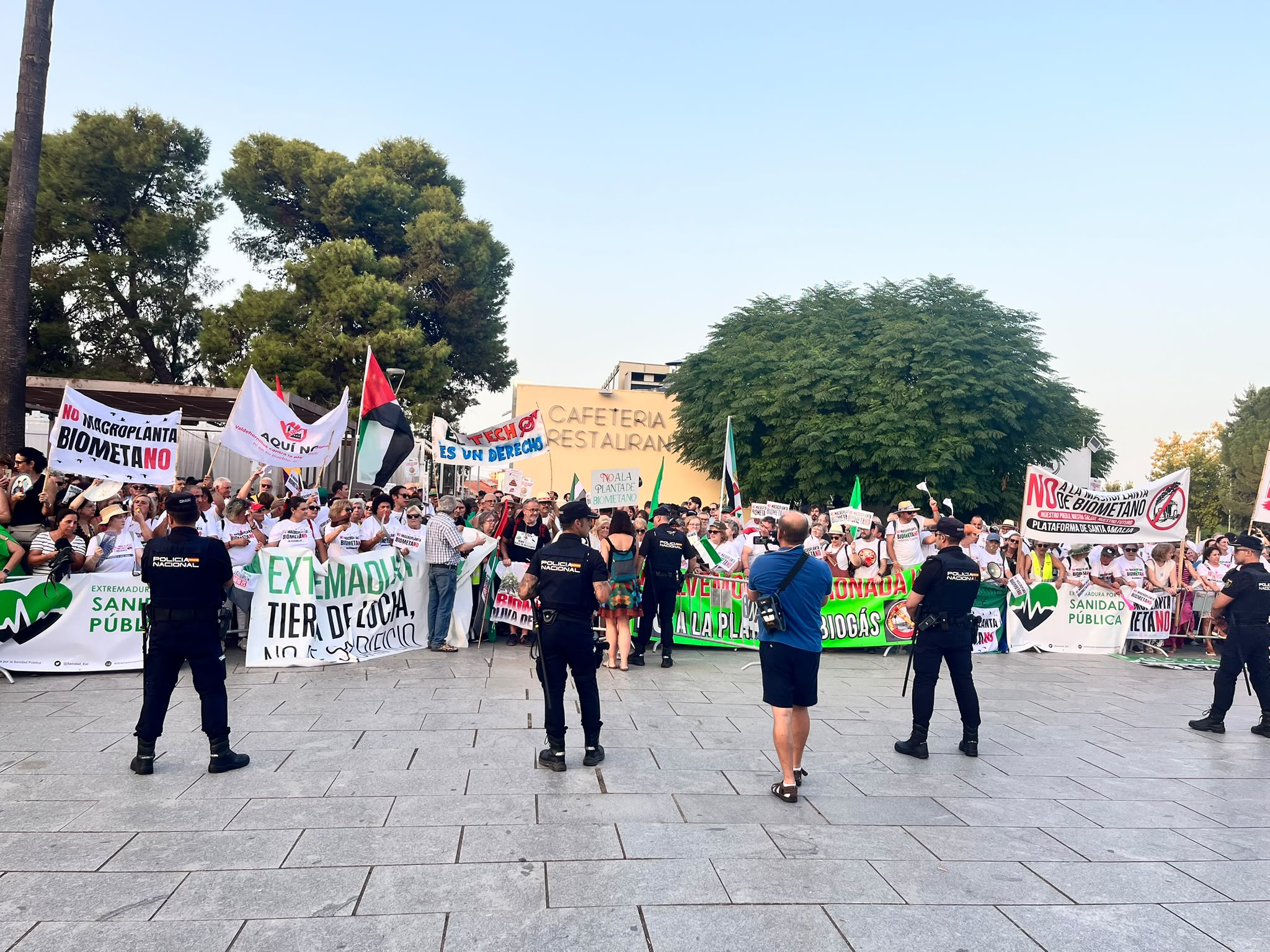 Protesta en Mérida durante la entrega de las Medallas de Extremadura