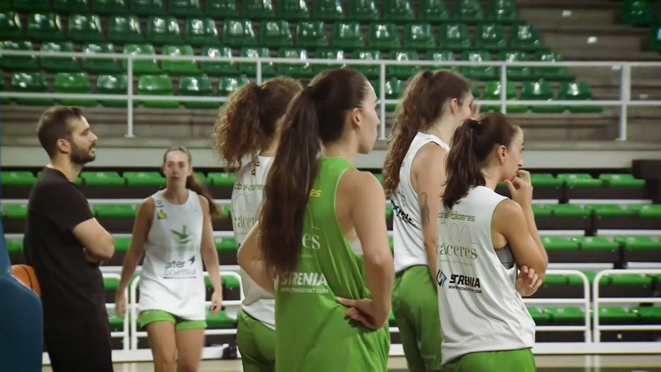 Jugadoras del Al‑Qázeres durante un entrenamiento