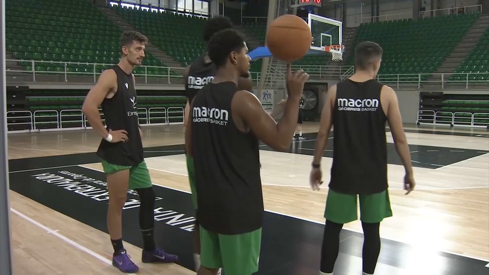 Jugadores del Cáceres Básket en un entrenamiento