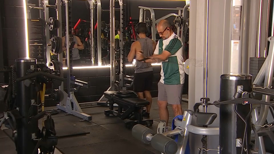 Personas entrenando en un gimnasio