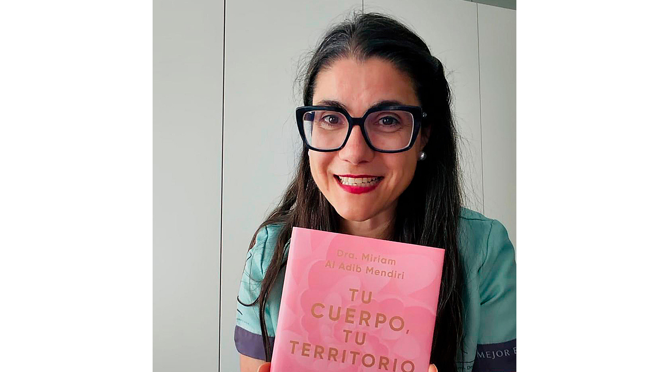 Miriam Al Adib con el libro Tu cuerpo, tu territorio