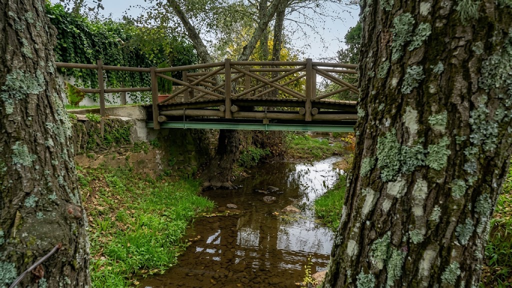 Tres metros y veinte centímetros de madera sobre el arroyo Abrilongo: la frontera más pequeña del mundo y un símbolo de unión entre dos pueblos.