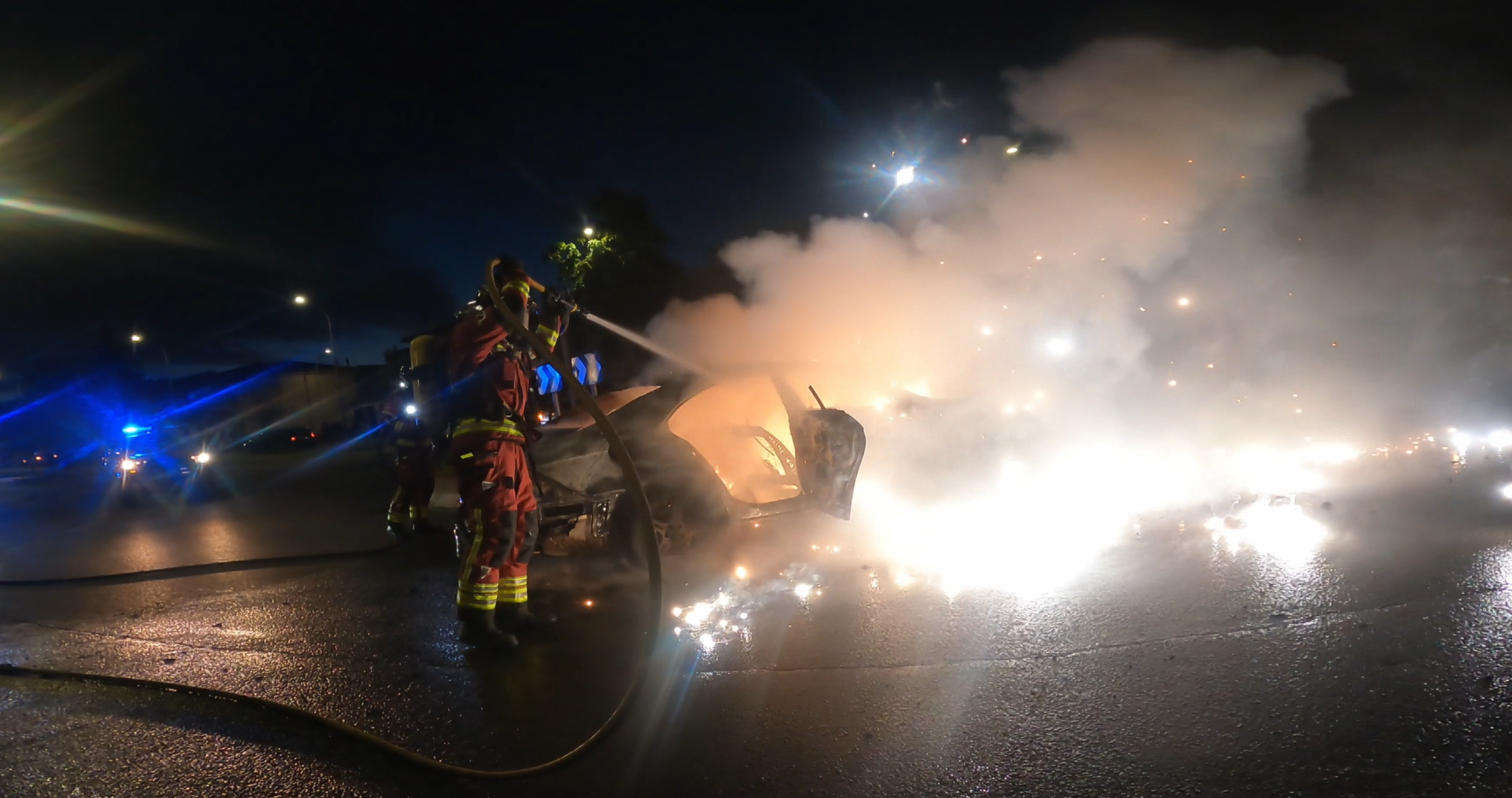 Un coche sale ardiendo mientras circulaba 