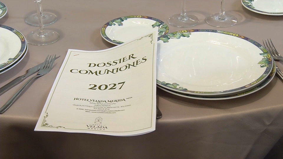 Mesa con un dossier de comuniones para 2027