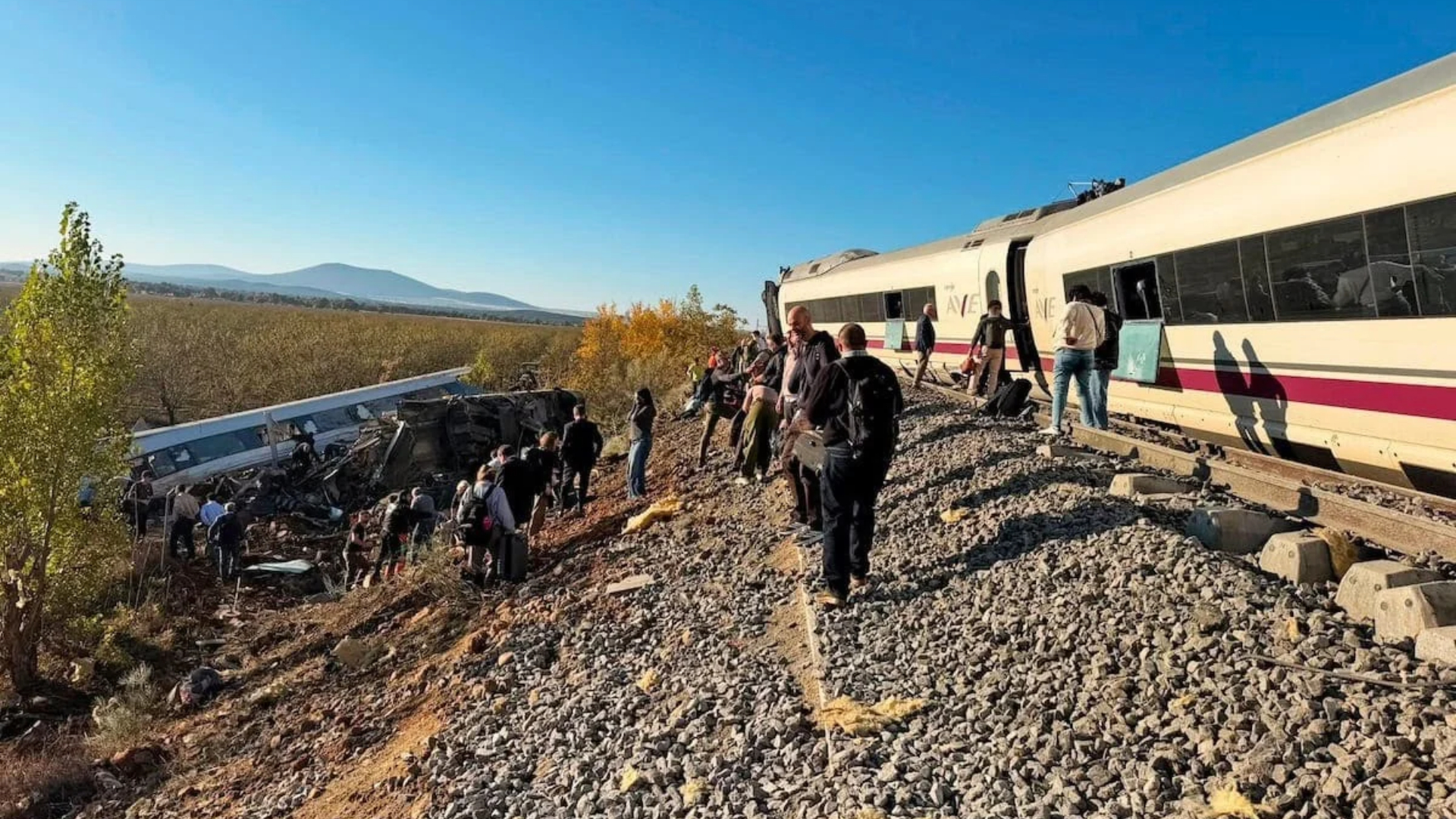 Los primeros indicios apuntan a que un AVE de Renfe ha alcanzado por detrás a un tren de Iryo