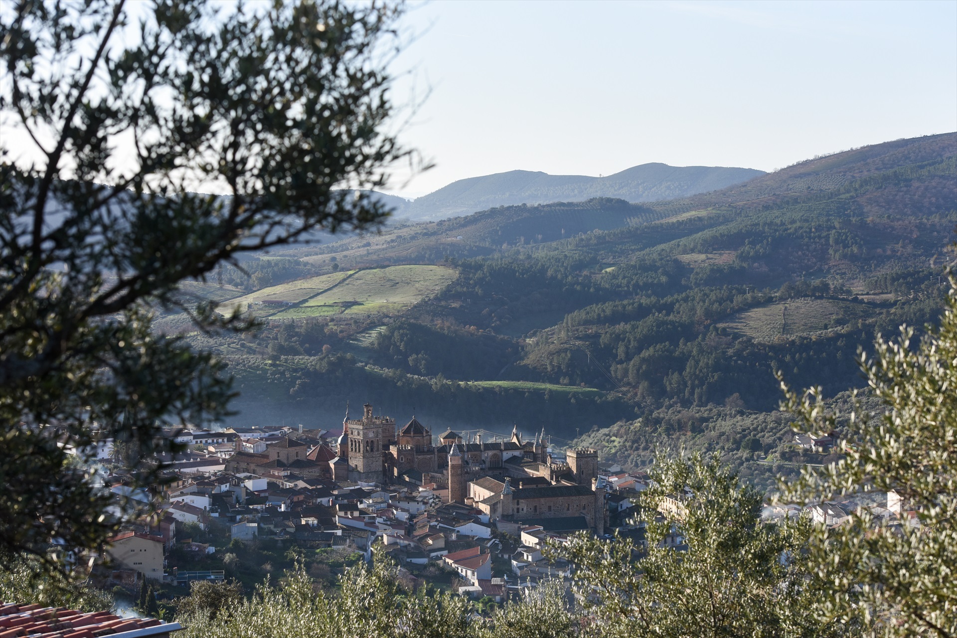 Vista general del municipio de Guadalupe, a 27 de diciembre de 2022, en Guadalupe, Cáceres, Extremadura (España). 