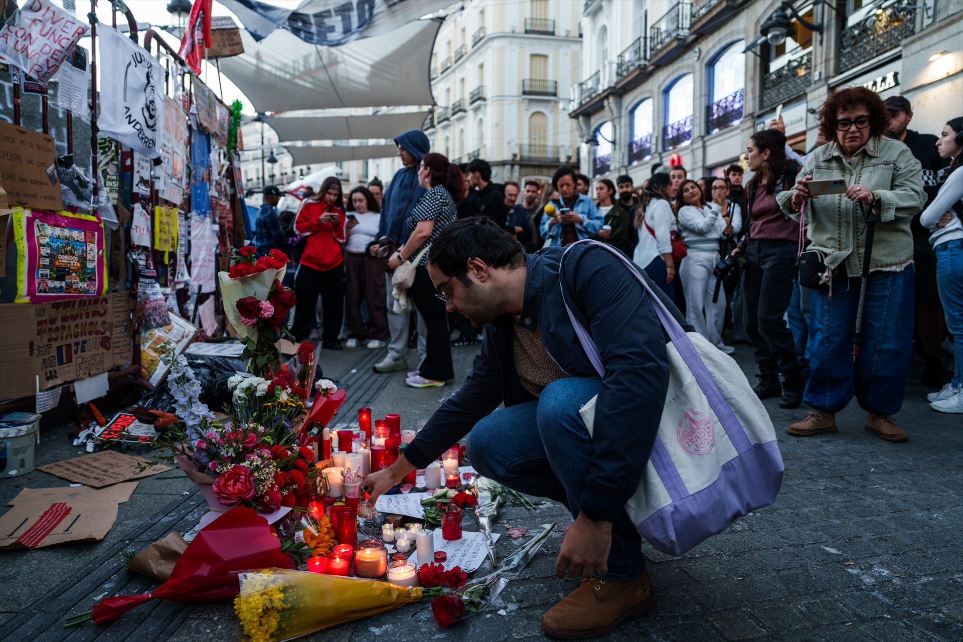 Varias personas dejan ramos de flores y velas antes de comenzar la manifestación ‘Hasta Siempre, Maricarmen’,