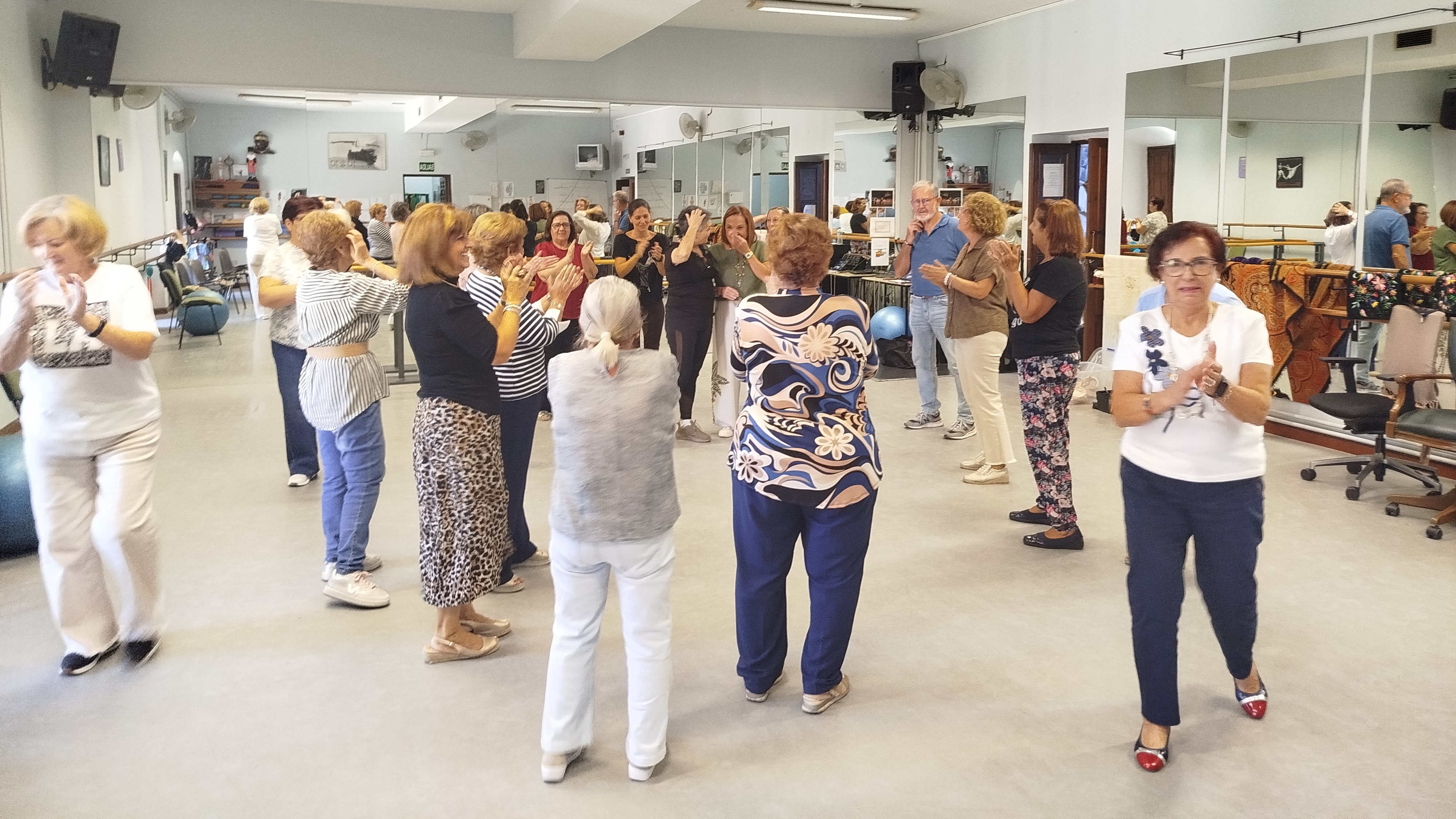 mayores visitando la Diputación en Plasencia