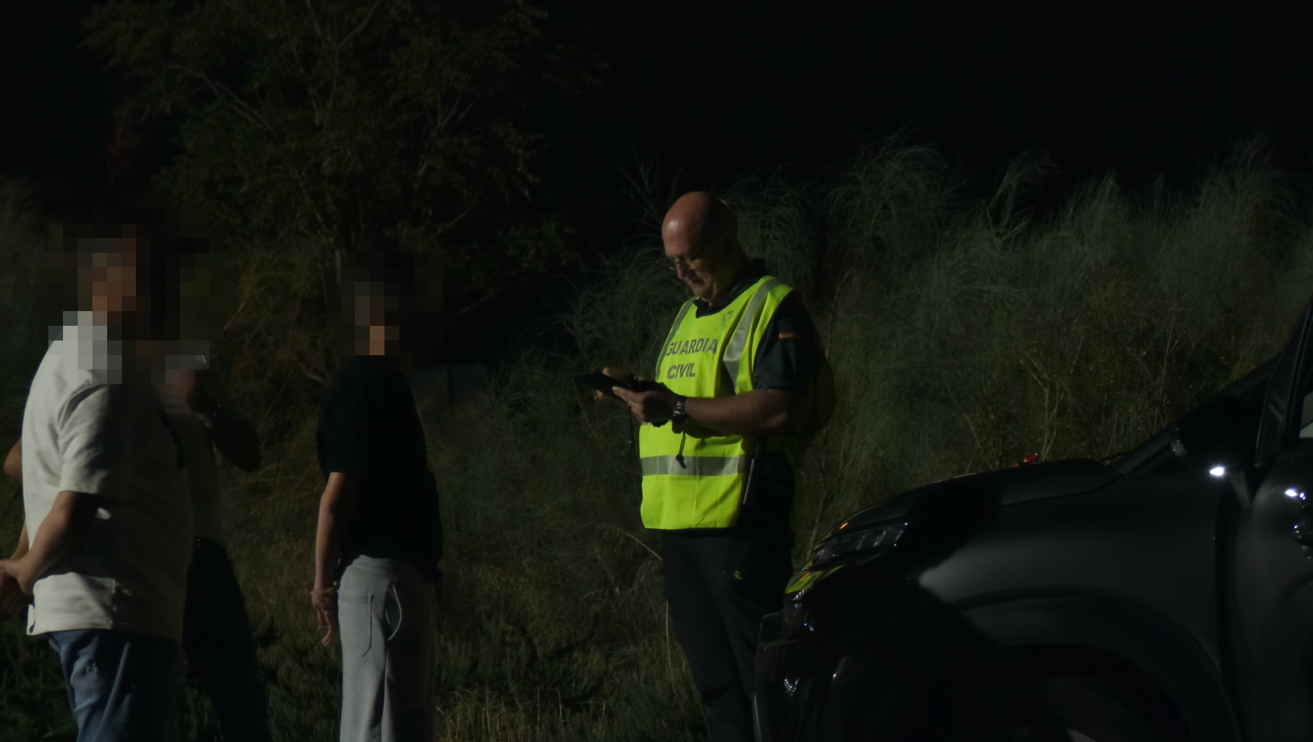 Agentes de la Guardia Civil inspeccionan un vehículo durante un control de drogas, armas y otros efectos ilícitos en la A-5