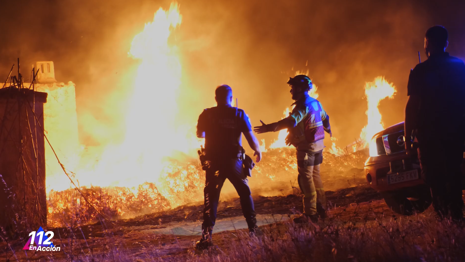 Policía Local y bomberos en el incendio en una finca de Cáceres 