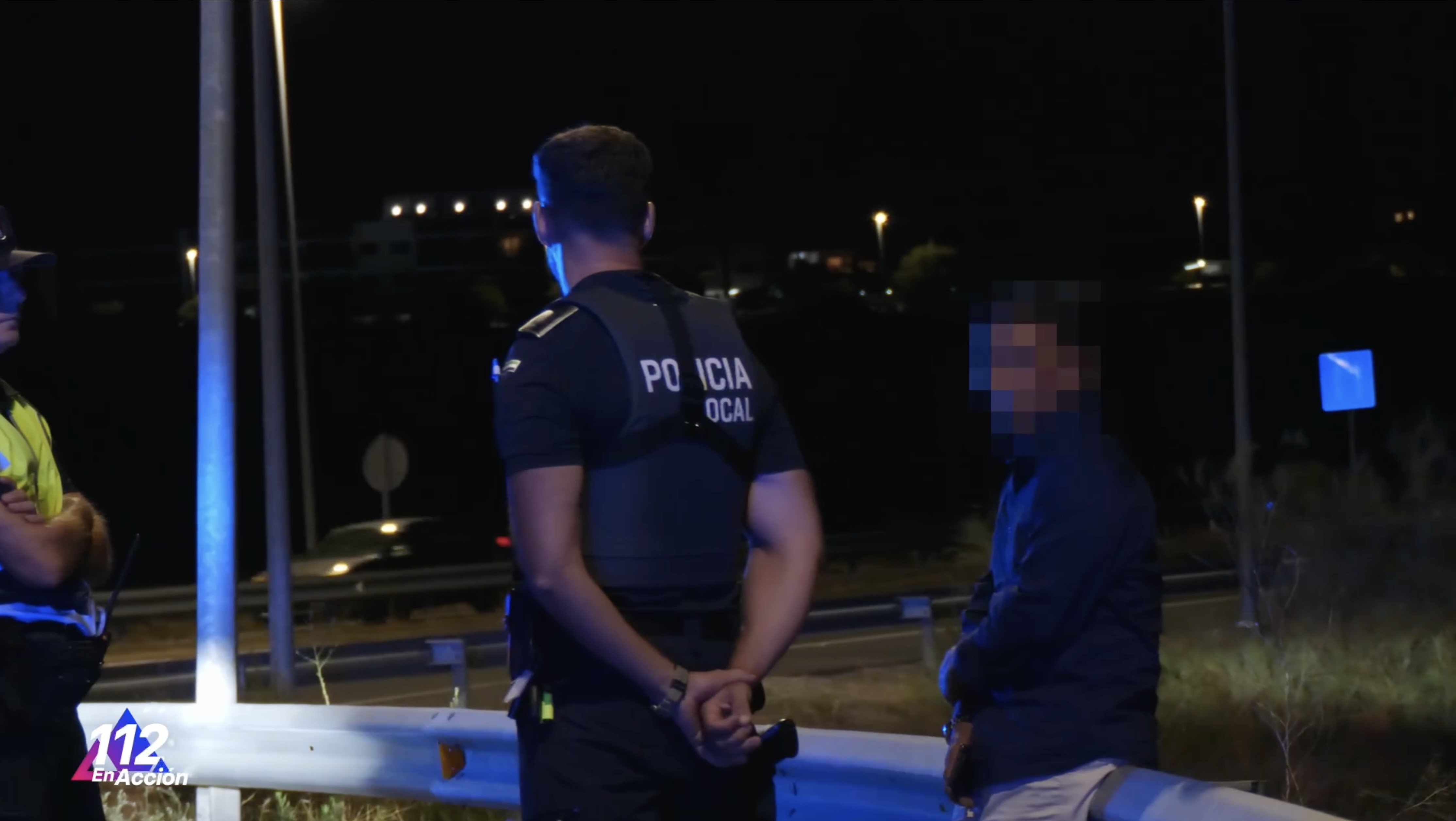 Los agentes realizan la prueba de alcoholemia al conductor que circulaba de forma errática 
