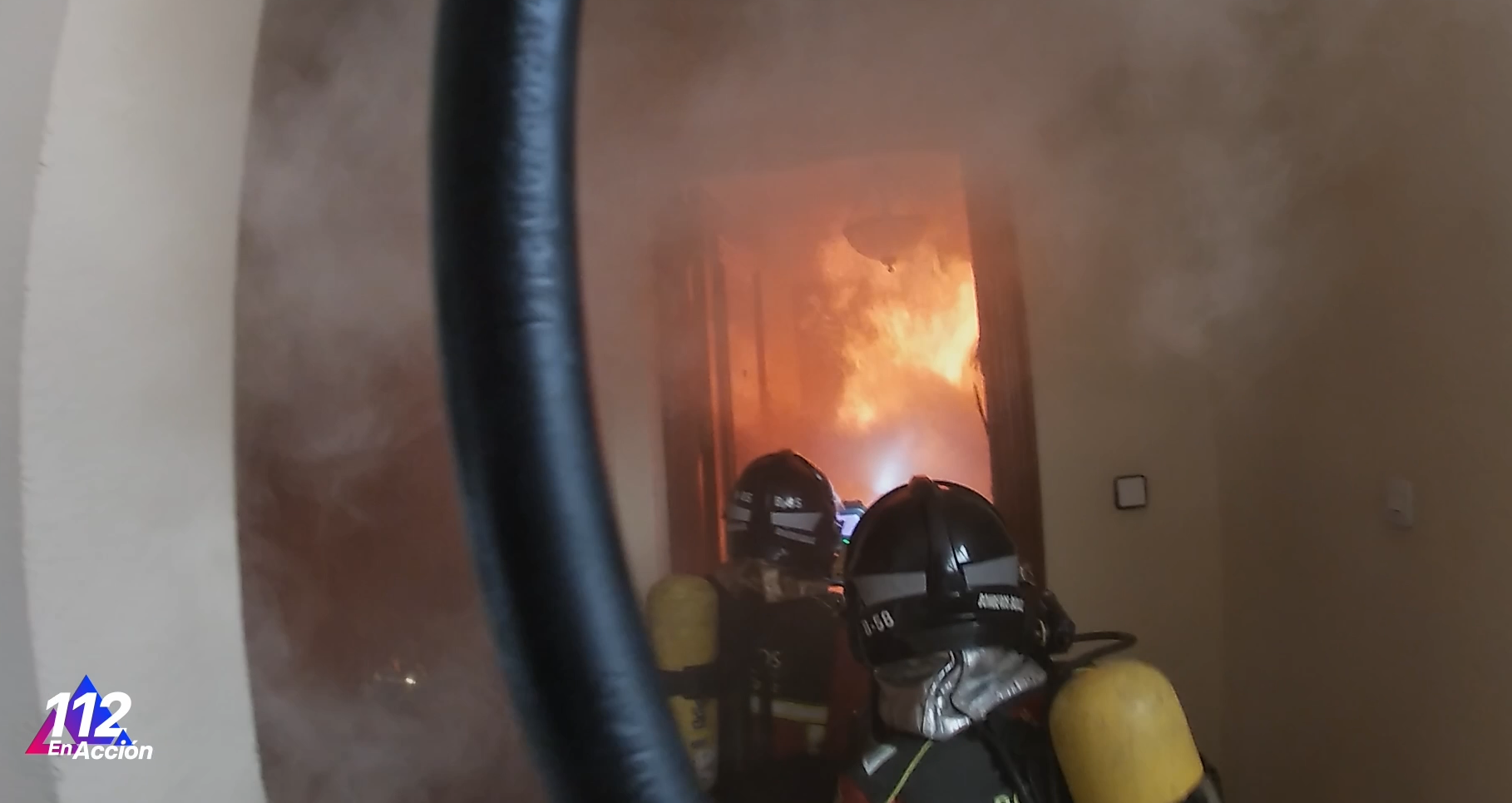 Bomberos de Badajoz durante la extinción de un incendio en una vivienda de un edificio de gran altura