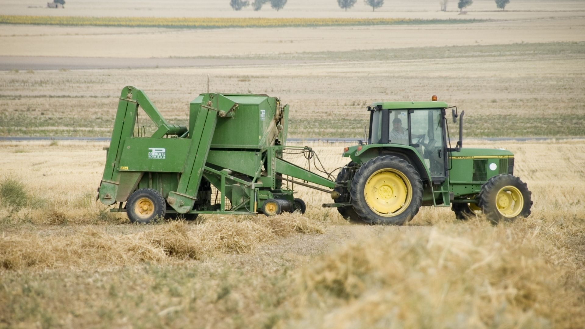 Un tractor trabaja en el campo