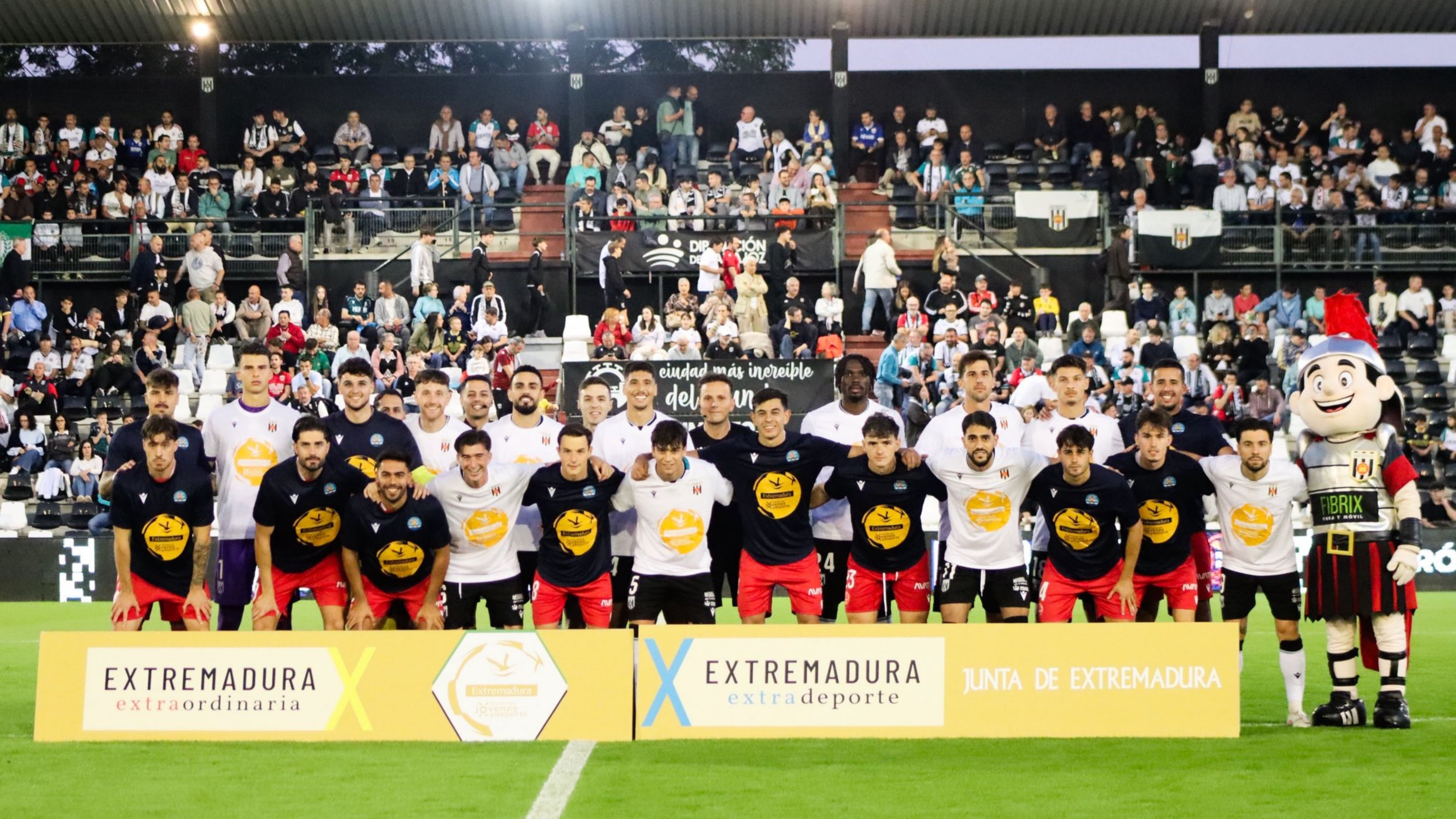 Foto de familia del Mérida y el Coria con motivo del derbi en el Estadio Romano