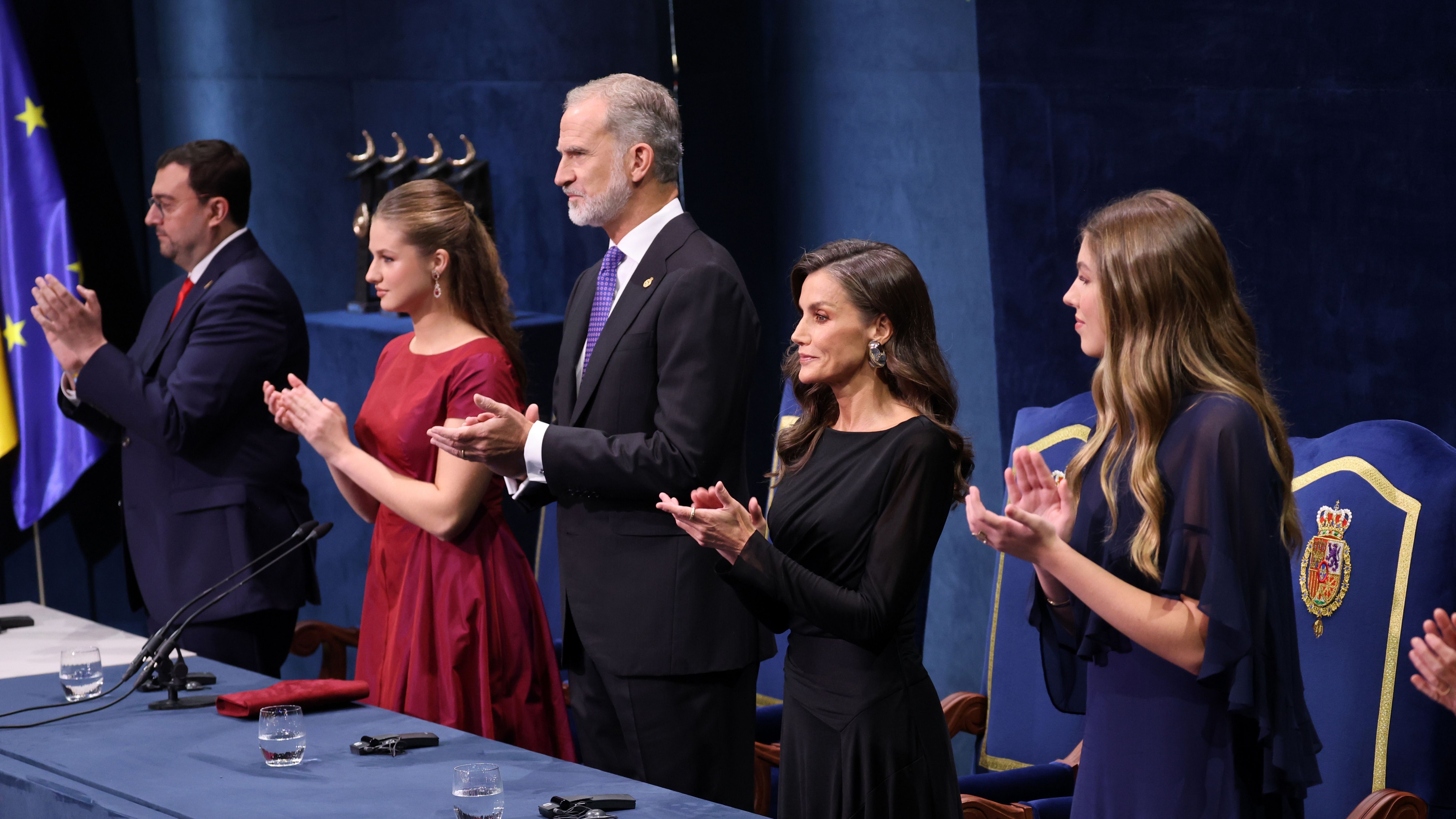 El Presidente del Principado de Asturias, Adrián Barbón, la Princesa Leonor, el Rey Felipe VI, la Reina Letizia y la Infanta Sofía en la entrega de los Premios Princesa de Asturias 2026