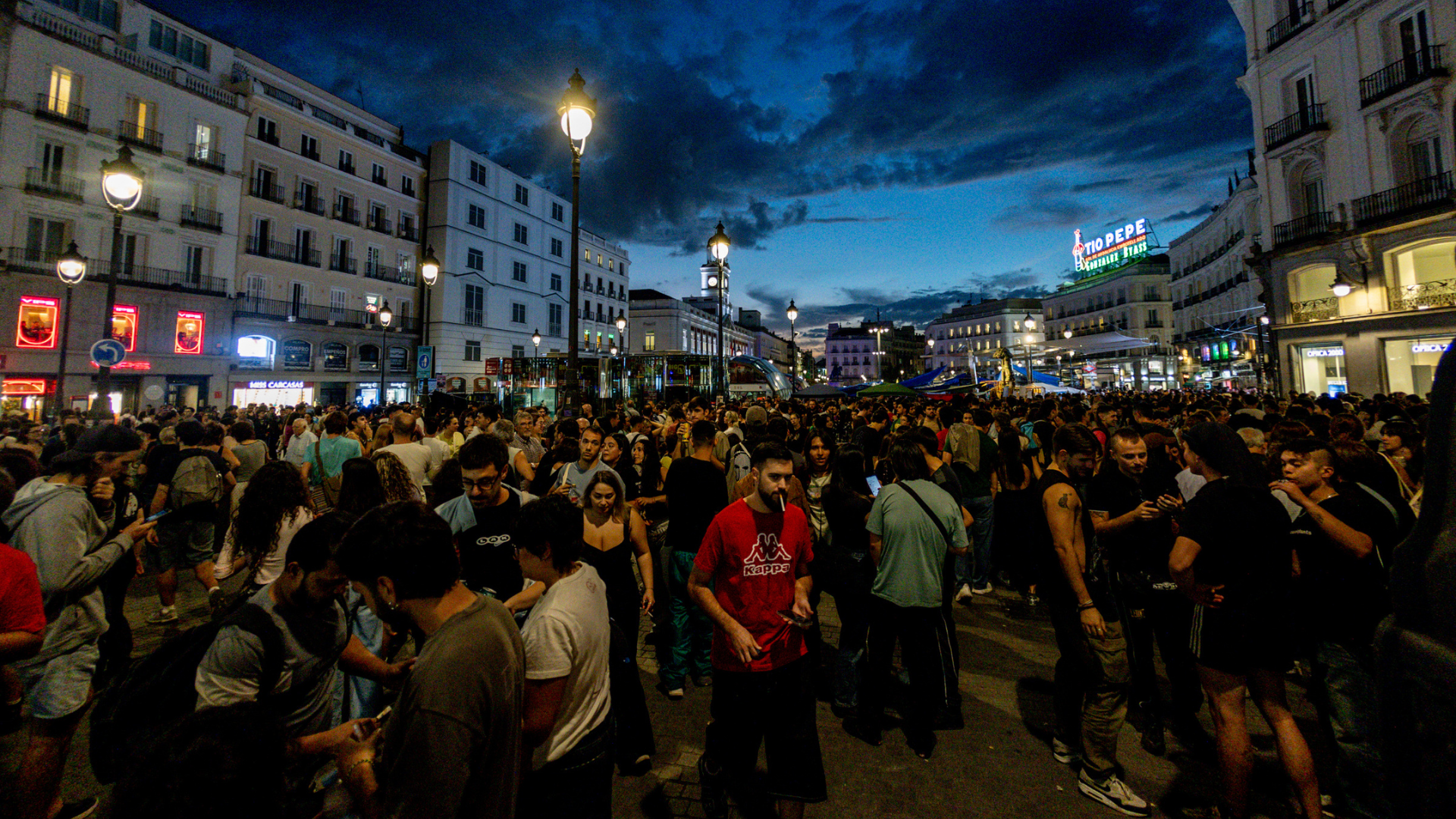 Decenas de personas acampadas, en la Puerta del Sol, a 1 de octubre de 2026, en Madrid (España)