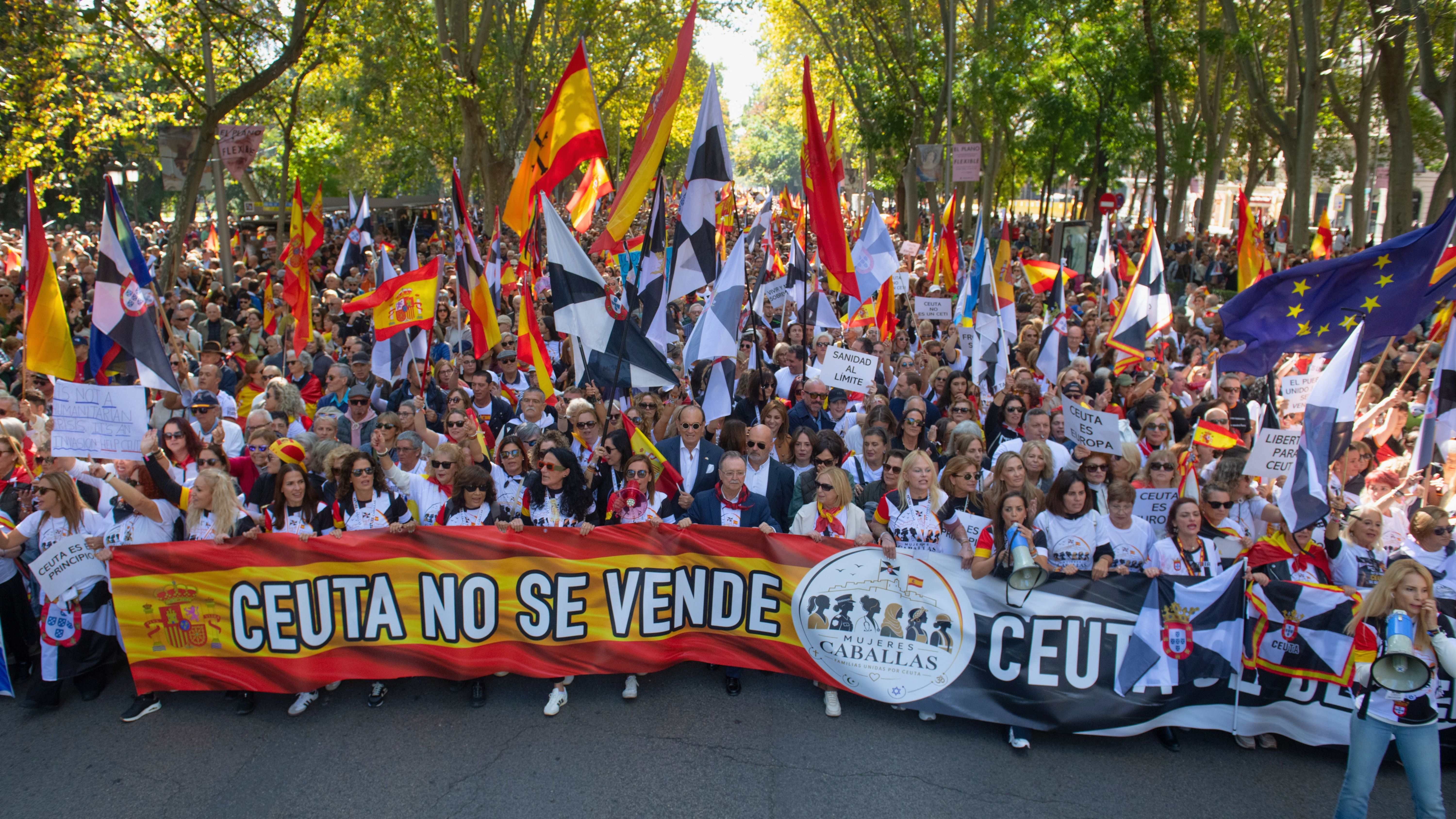 Manifestación de las Mujeres Caballas, junto al presidente de Ceuta, Juan Jesús Vivas, en Madrid