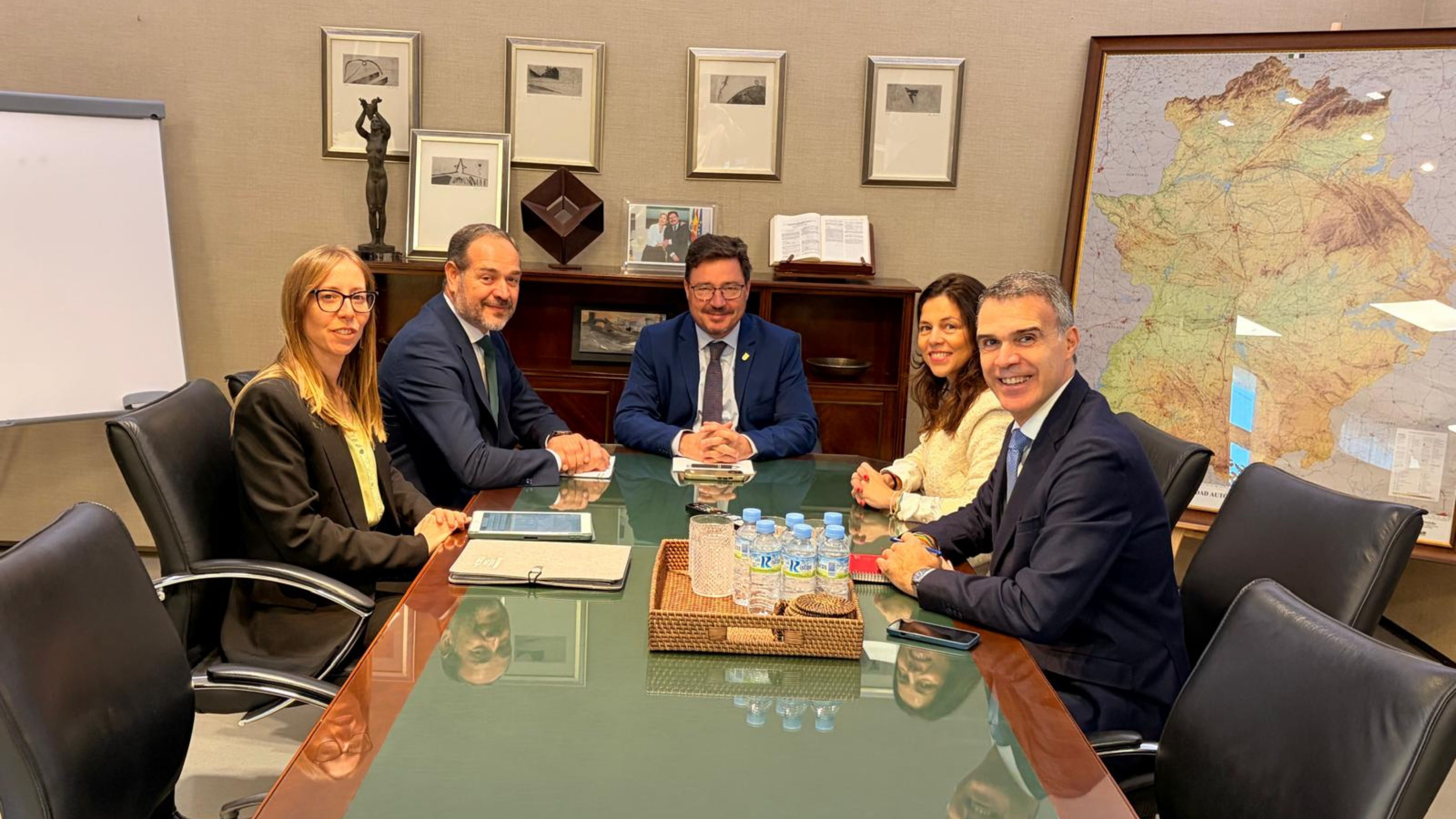 El consejero de Economía, Empleo y Transformación Digital, Guillermo Santamaría, se reúne con responsables de la compañía AESC Spain.