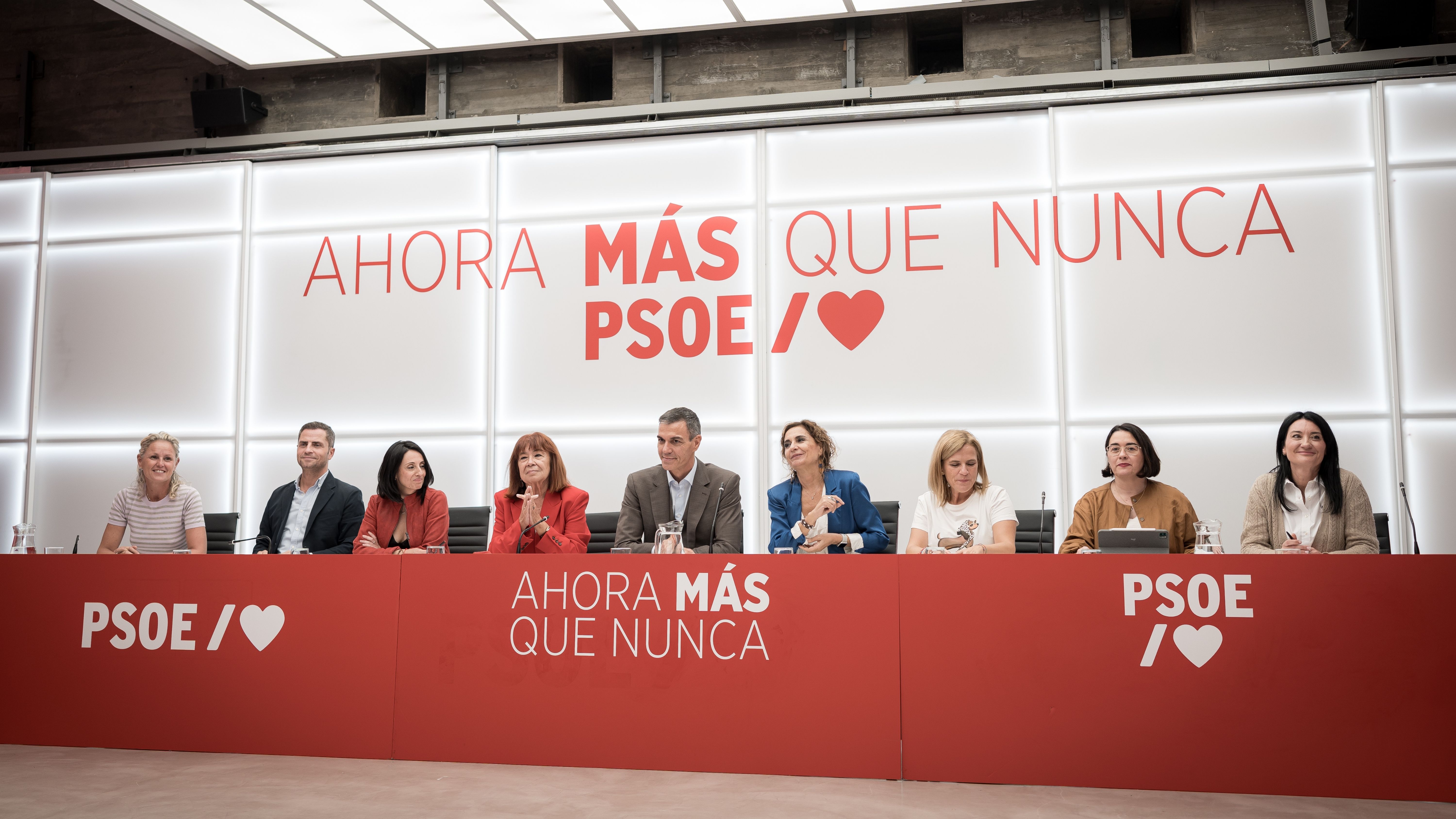 El presidente del Gobierno y secretario general del PSOE, Pedro Sánchez, preside la reunión de la Comisión Ejecutiva Federal (CEF) del PSOE, en la sede del PSOE en Ferraz, a 5 de octubre de 2026, en Madrid (España).