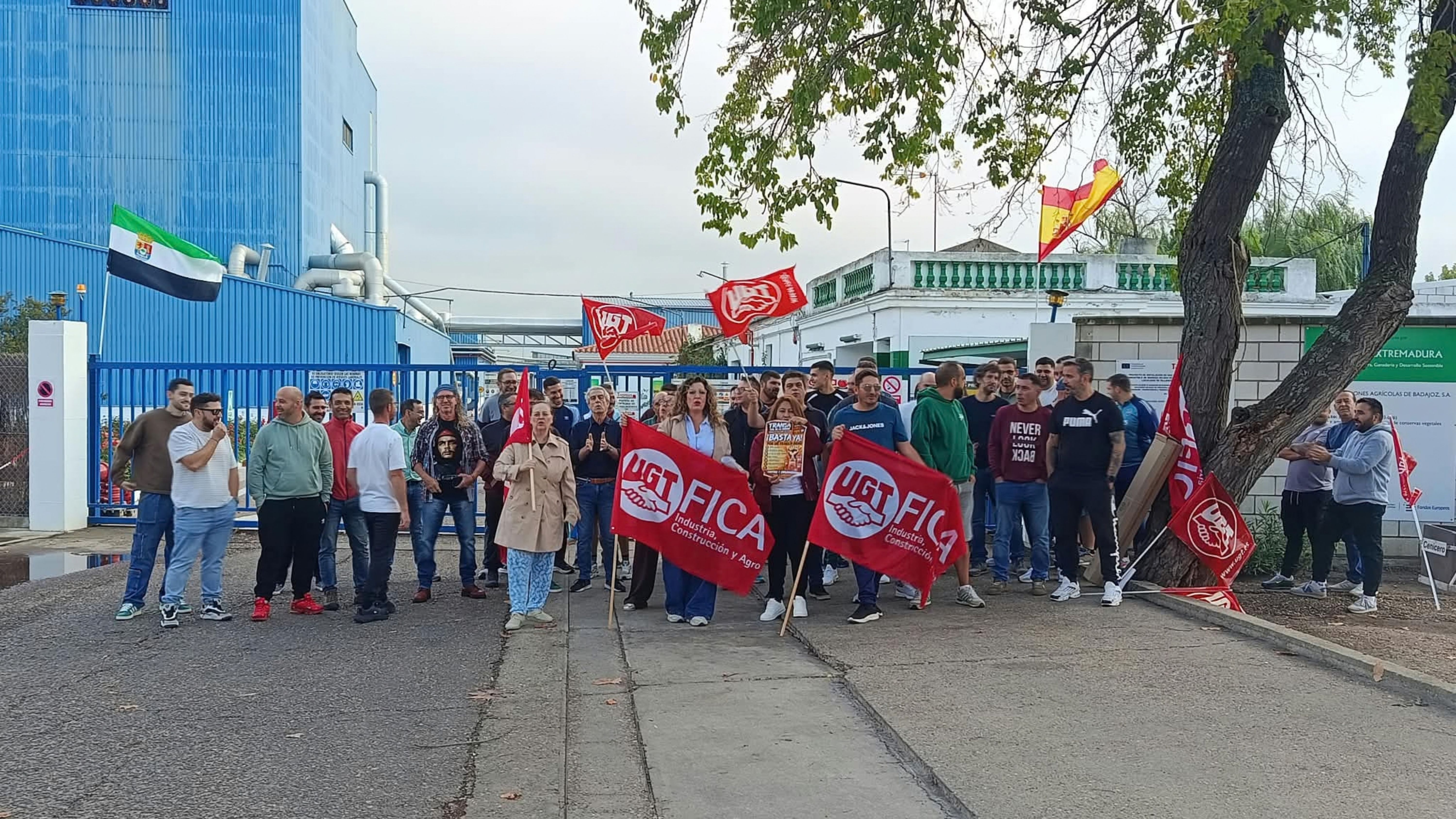 Manifestación de los conserveros a las puertas de Transa (Transformaciones Agrícolas de Badajoz) en Villanueva de la Serena (Badajoz).
