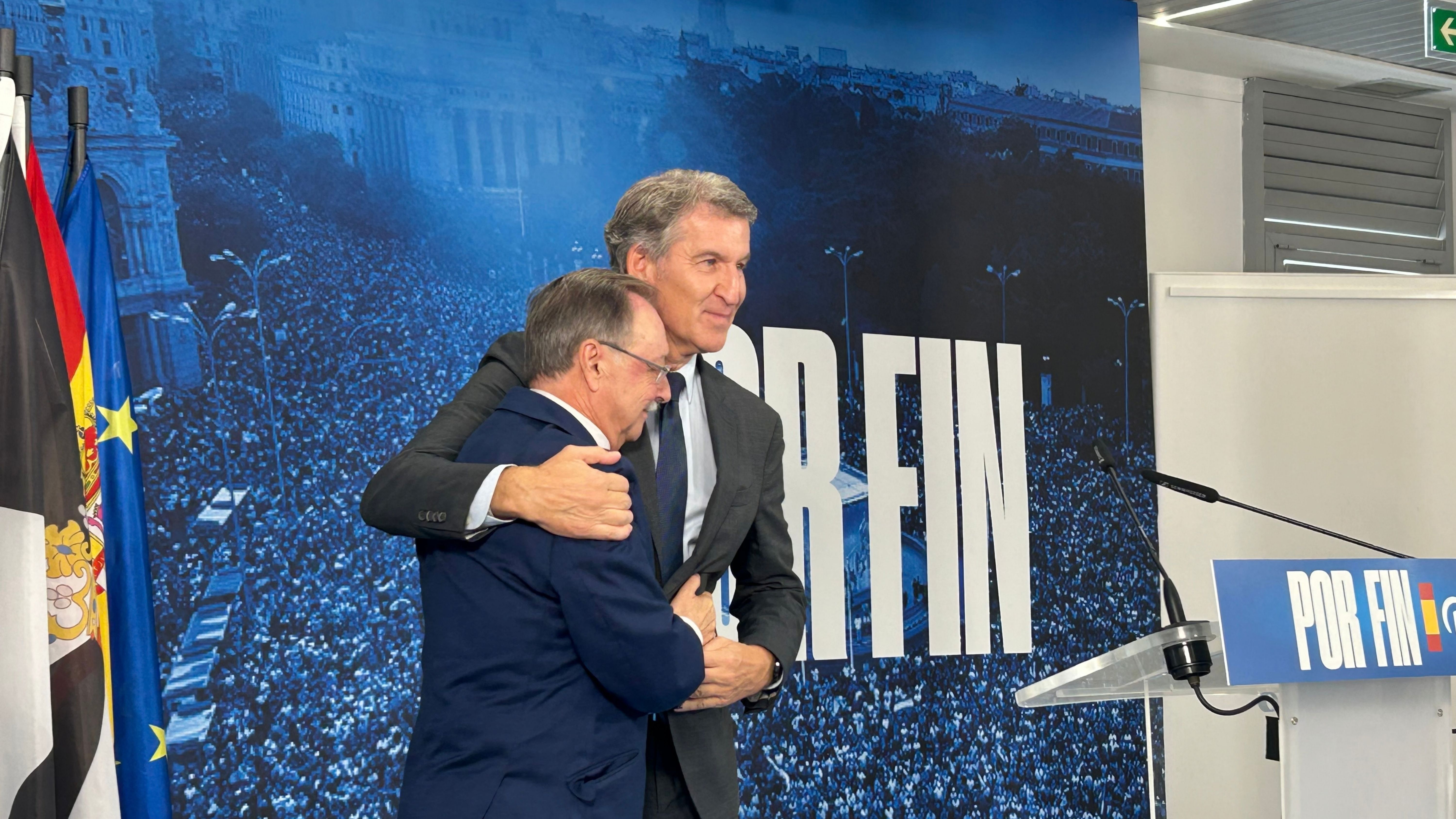 El presidente del Partido Popular, Alberto Núñez Feijóo, y el presidente de Ceuta, Juan Jesús Vivas, durante una comparecencia, a 7 de octubre de 2026, en Ceuta (España). 
