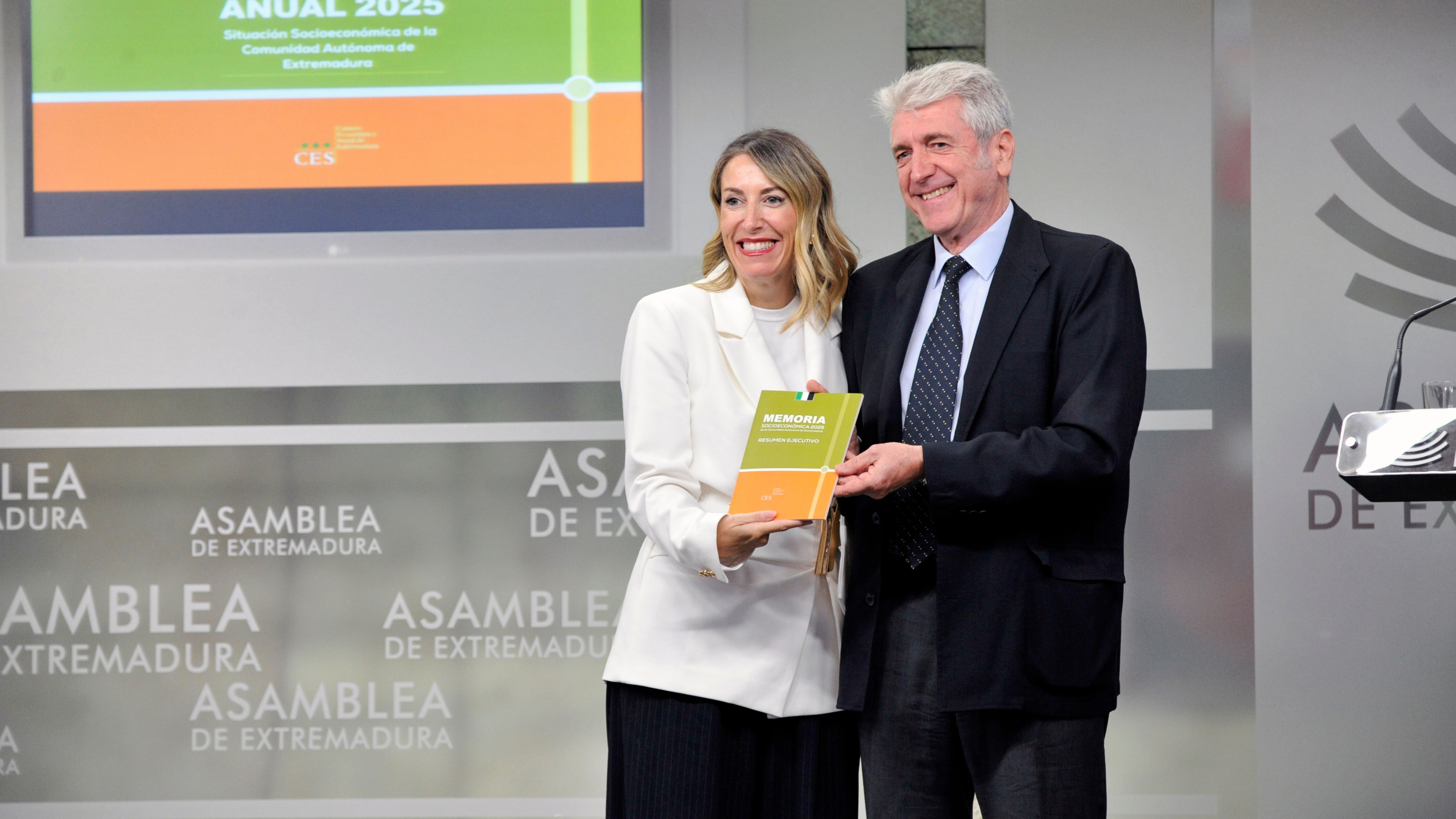 La presidenta de la Junta, María Guardiola, y el presidente del Consejo Económico y Social (CES), Francisco Rubio, en el acto de presentación y entrega de la Memoria Anual sobre la situación Socio-económica de la región.