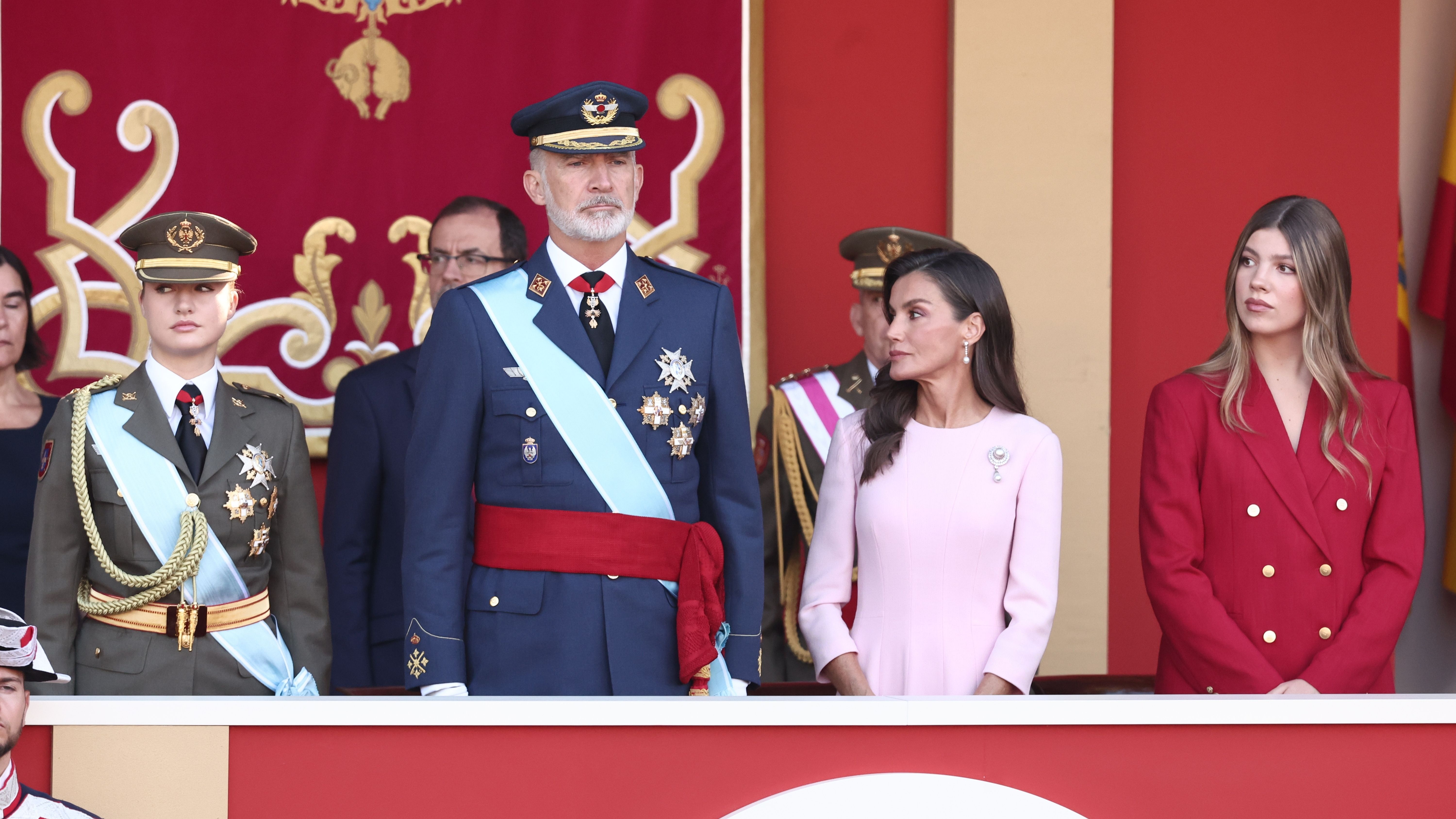La Princesa Leonor; el Rey Felipe VI; la Reina Letizia y la Infanta Sofía, durante el acto solemne de homenaje a la bandera nacional y desfile militar por el 12 de octubre, Día de la Hispanidad.