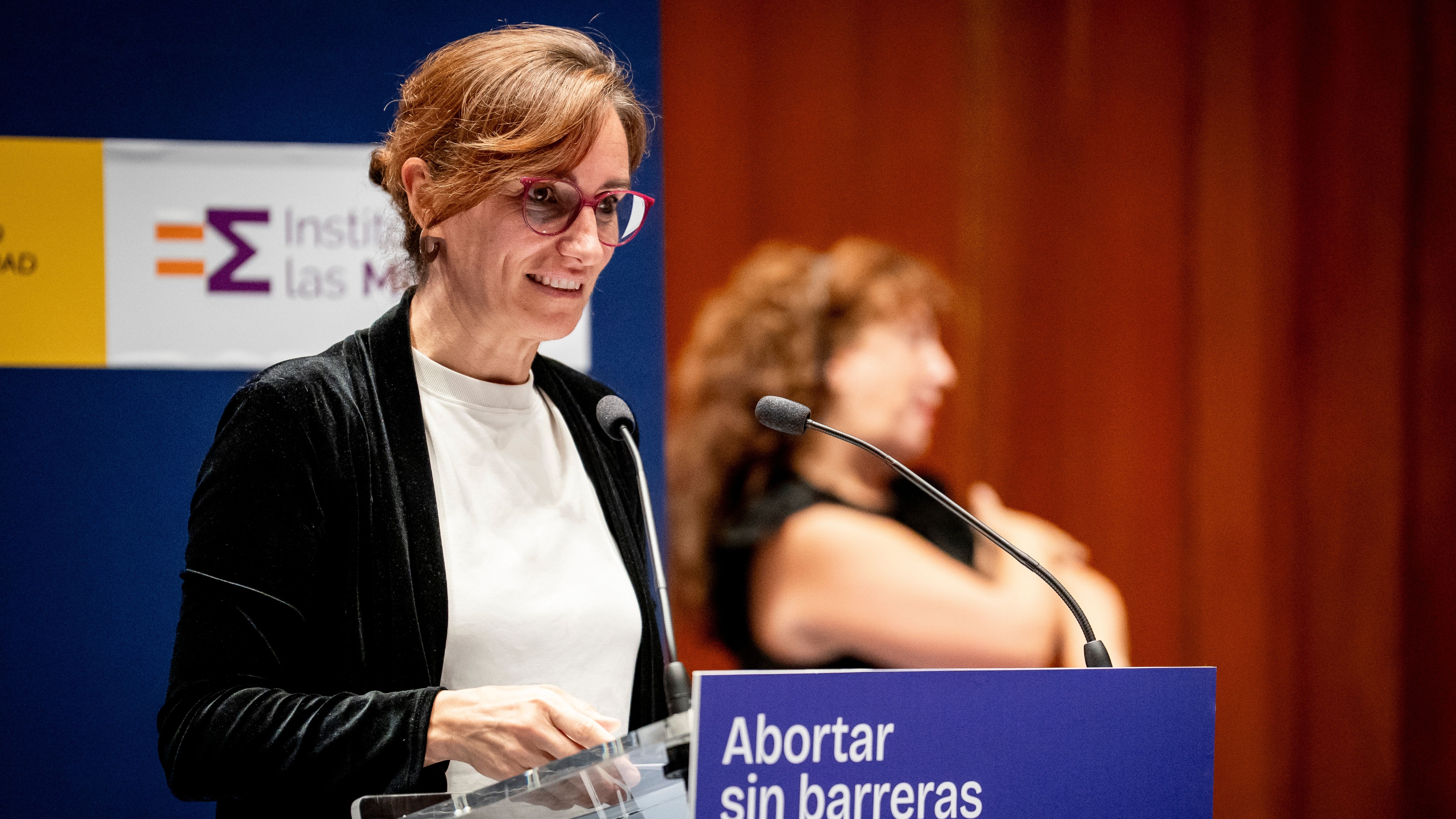La ministra de Sanidad, Mónica García, interviene durante el acto 'Abortar sin barreras: del reconocimiento del derecho a la garantía efectiva del acceso', en la sede del Ministerio de Sanidad.