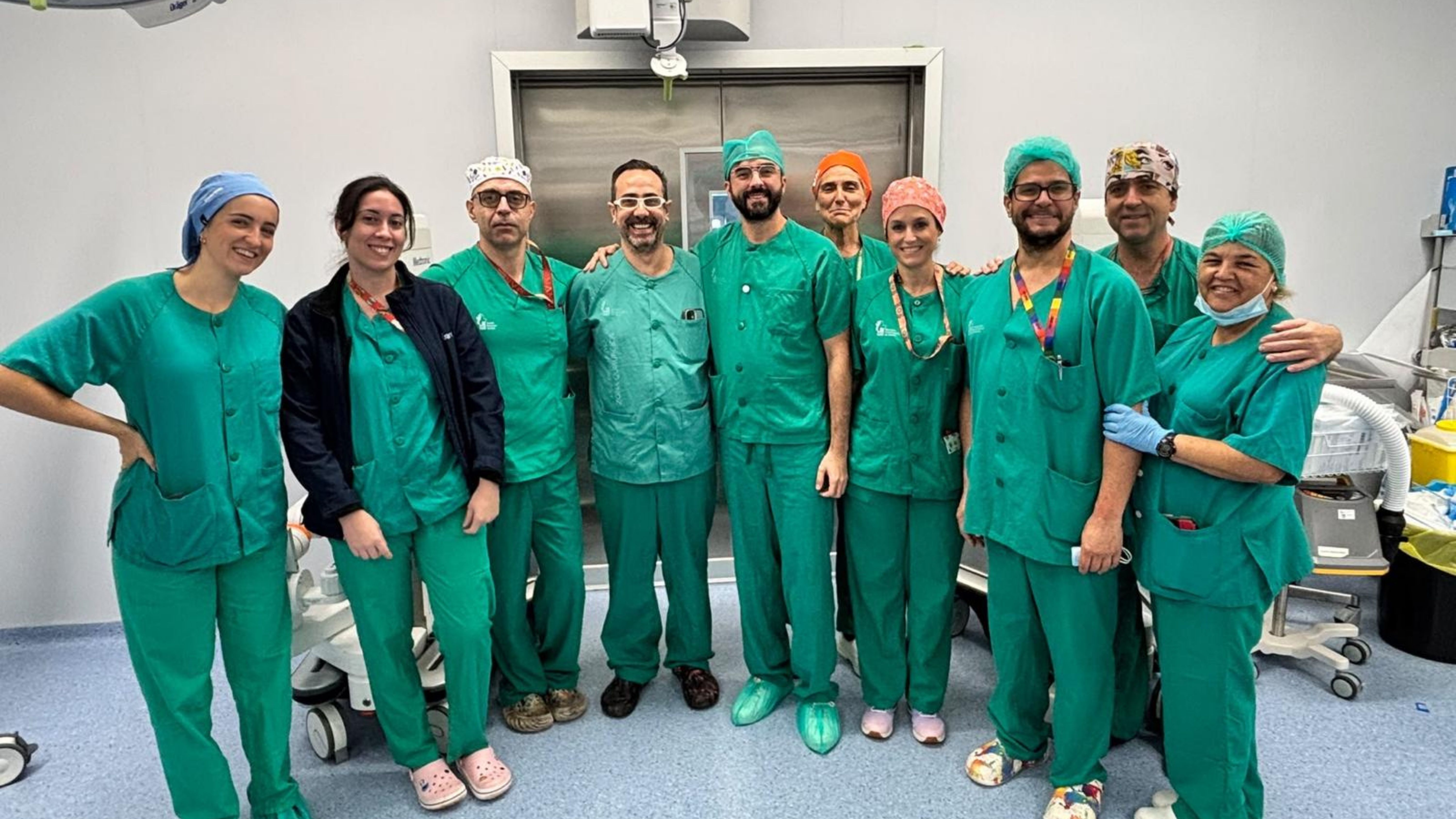 Equipo médico que ha participado en la primera cirugía robótica de pared abdominal.