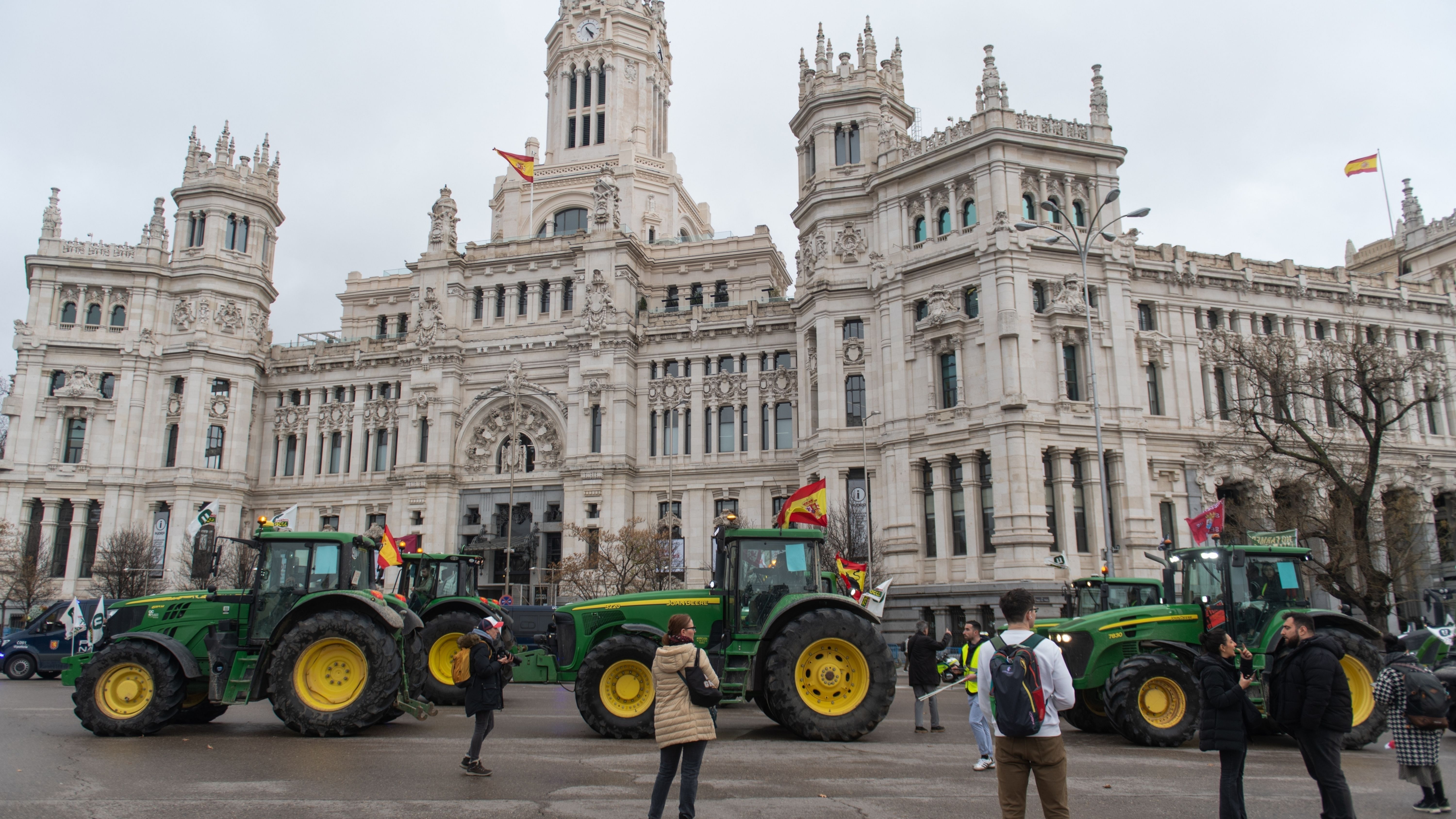 Manifestantes se concentran con tractores en la Plaza de Cibeles, en Madrid. Imagen de Archivo. 