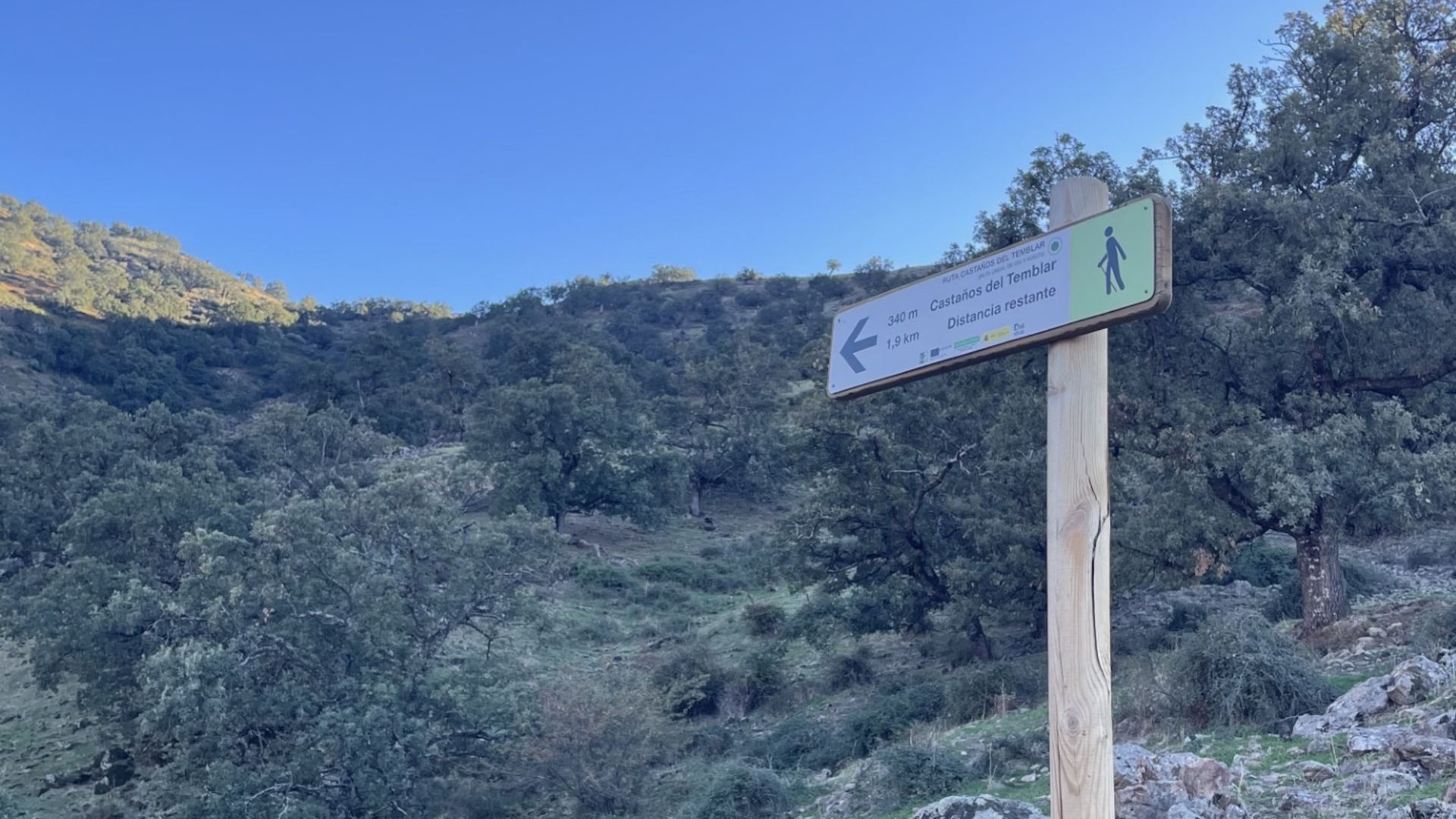 Acceso a una ruta desde la que se accede a los Castaños del Temblar