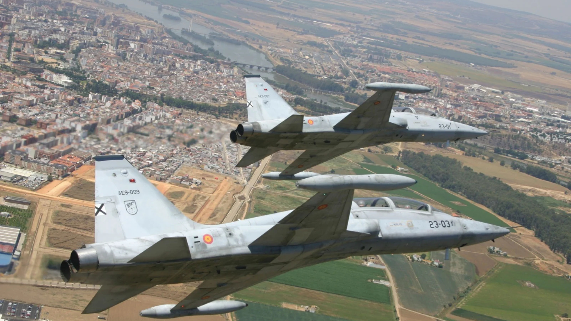 Aviones F5 sobrevolando Extremadura