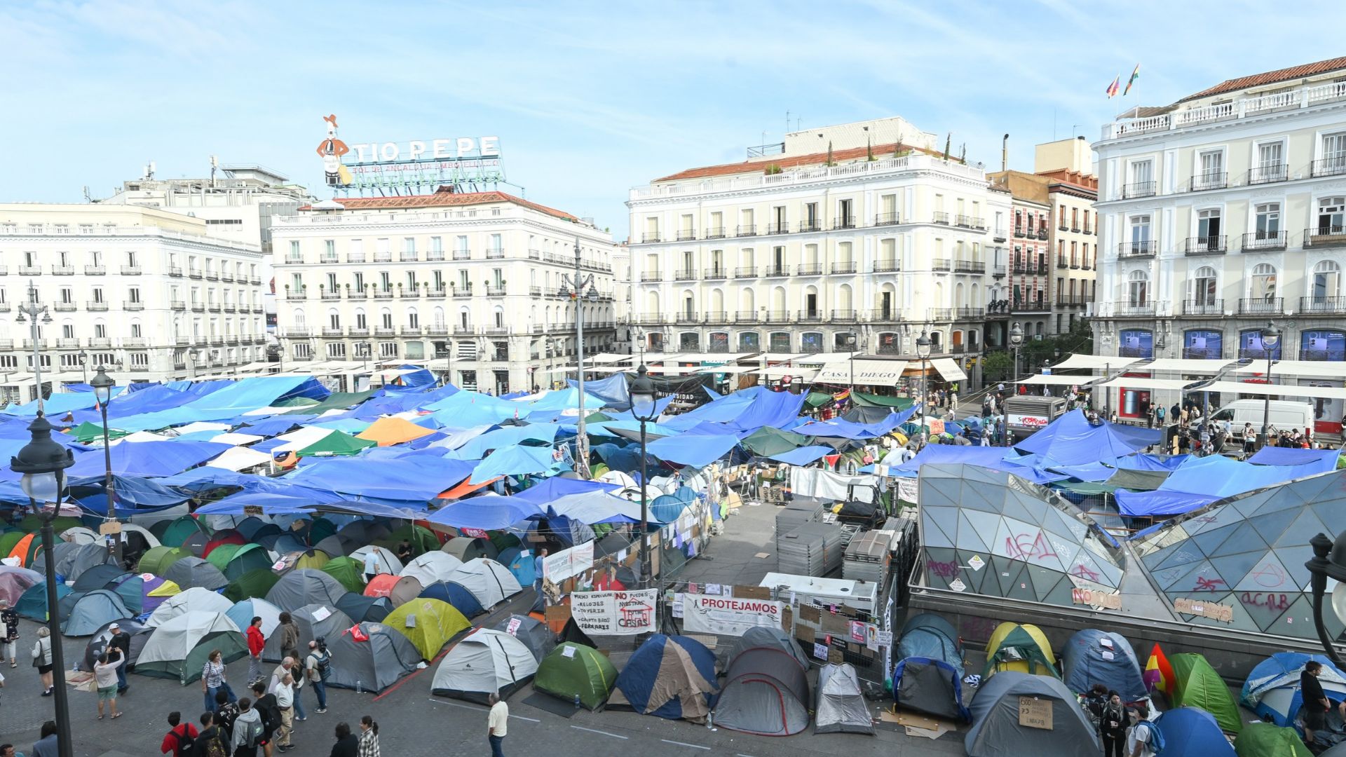 Tiendas de campaña durante la acampada por la vivienda, en la Puerta del Sol, a 1 de octubre de 2026