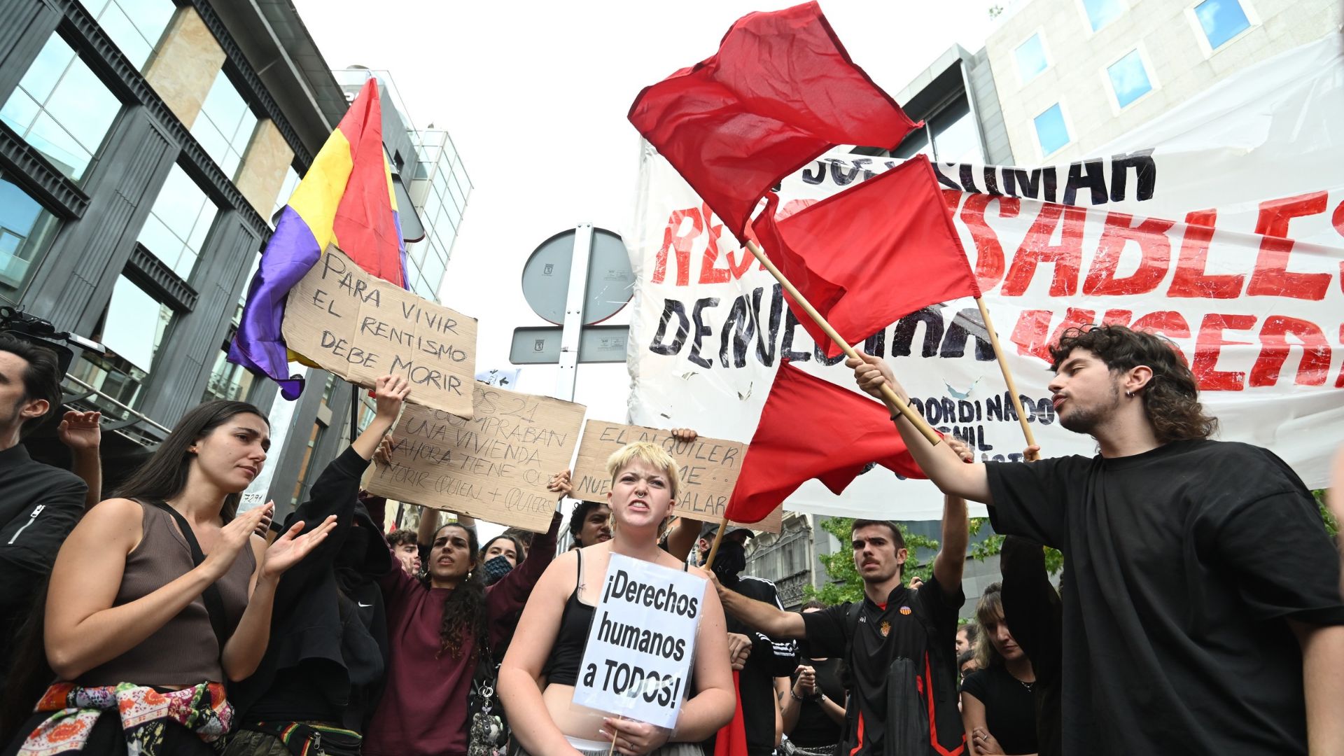 Decenas de personas durante una protesta frente al Congreso de los Diputados, a 2 de octubre de 2026